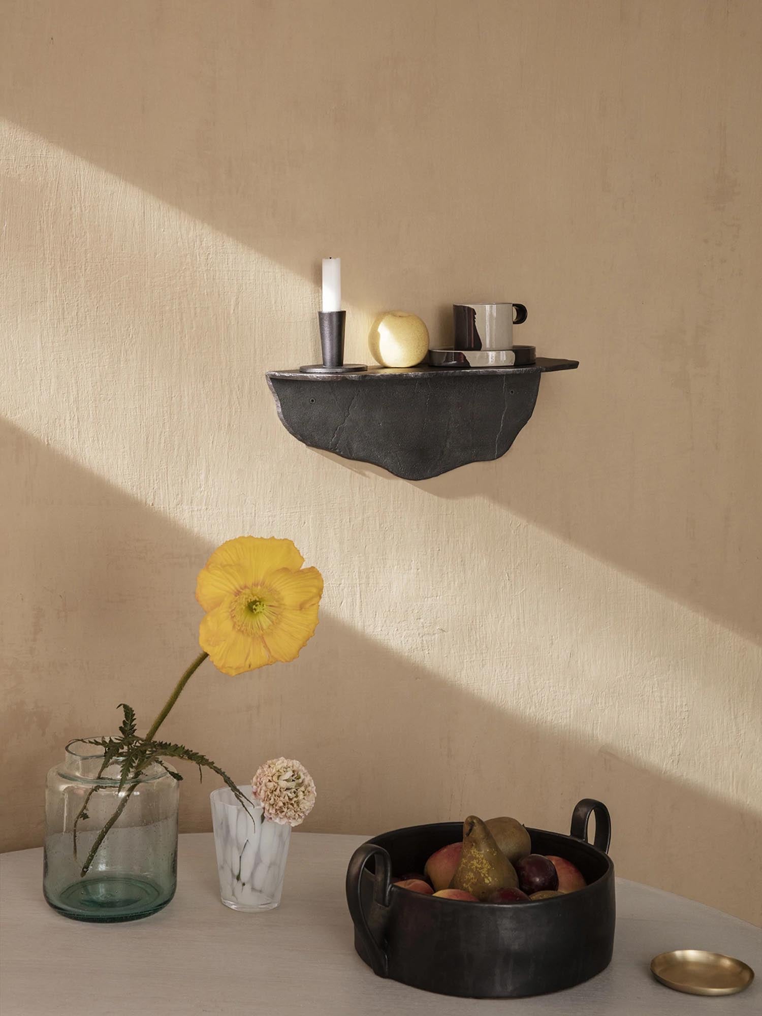 Entdecke das Fracture Wandregal von Ferm Living – ein einzigartiges, nachhaltiges Design aus recyceltem Aluminium, das deinem Raum Charakter verleiht.