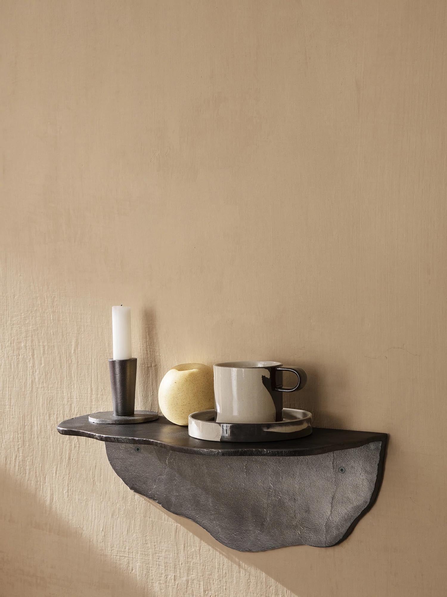 Elegantes Wandregal aus nachhaltigem Aluminium von Ferm Living.