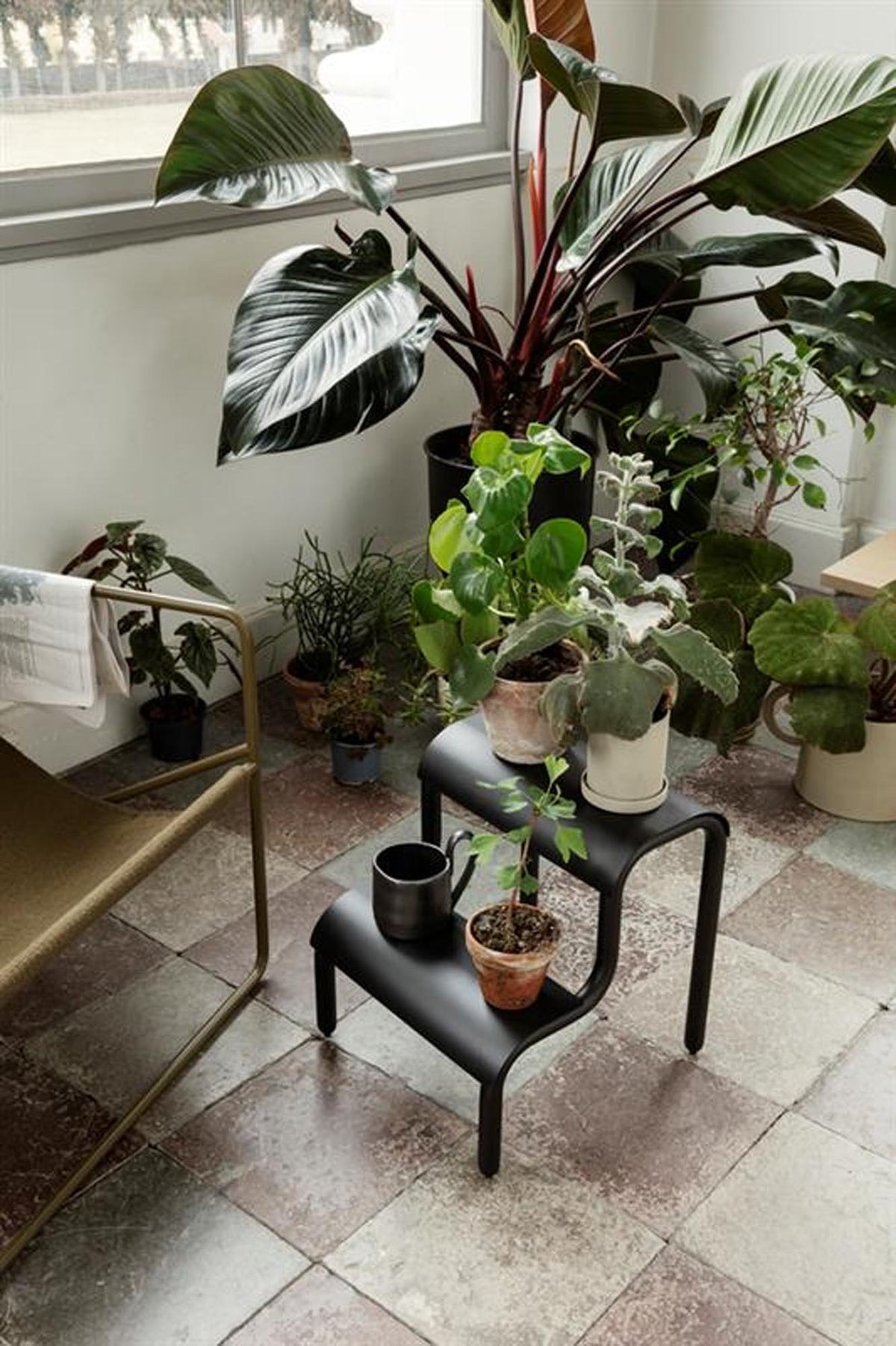 Up Step Hocker in Schwarz präsentiert im Onlineshop von KAQTU Design AG. Hocker ist von Ferm Living