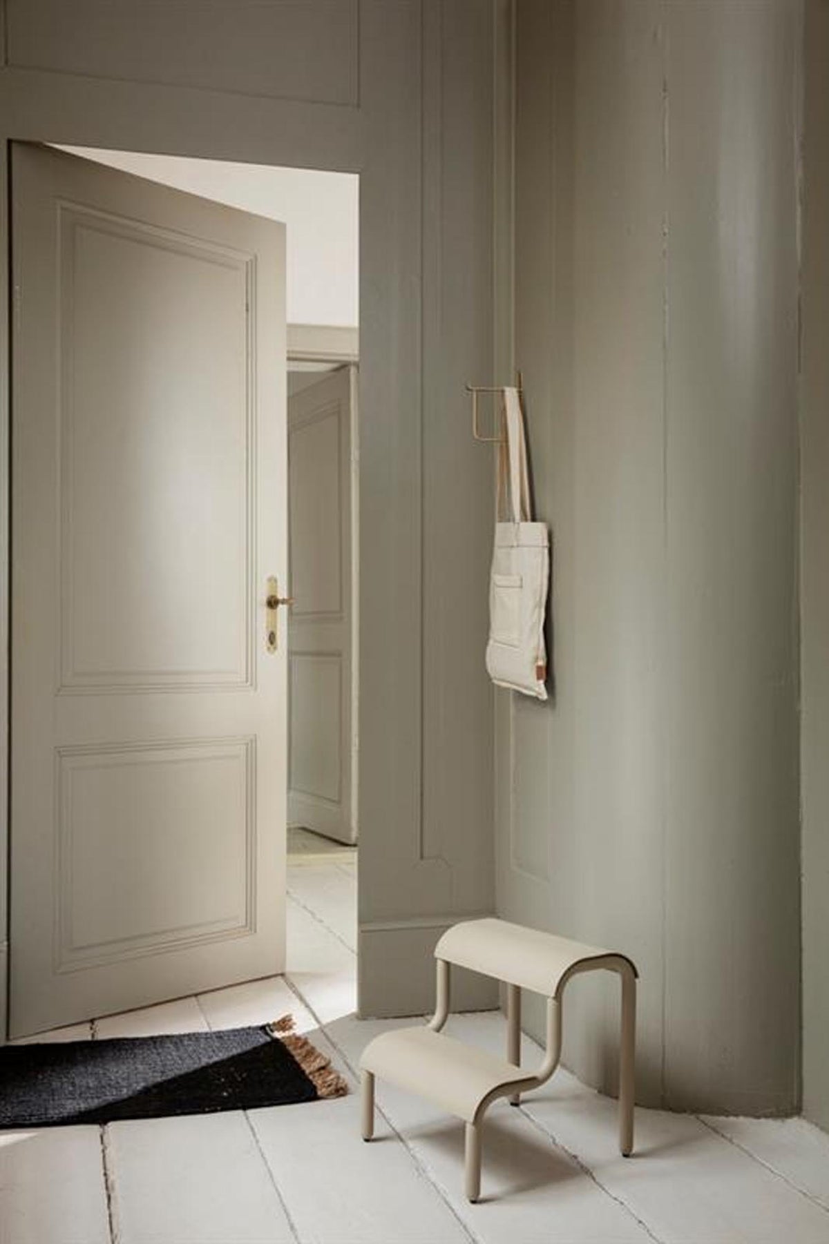 Up Step Hocker in Kaschmir präsentiert im Onlineshop von KAQTU Design AG. Hocker ist von Ferm Living