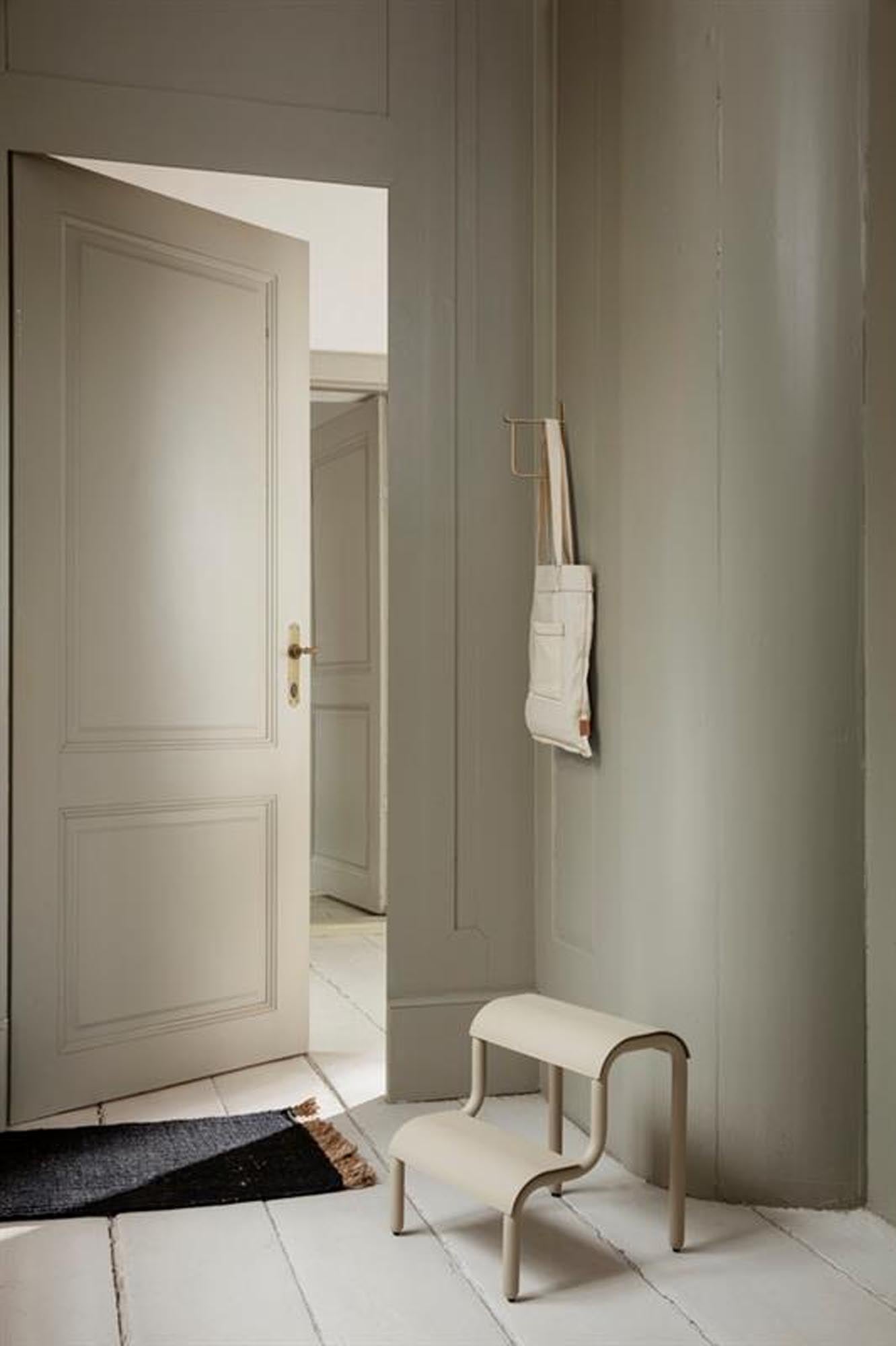 Moderner Up Step Hocker von Ferm Living aus langlebigem Eisen.