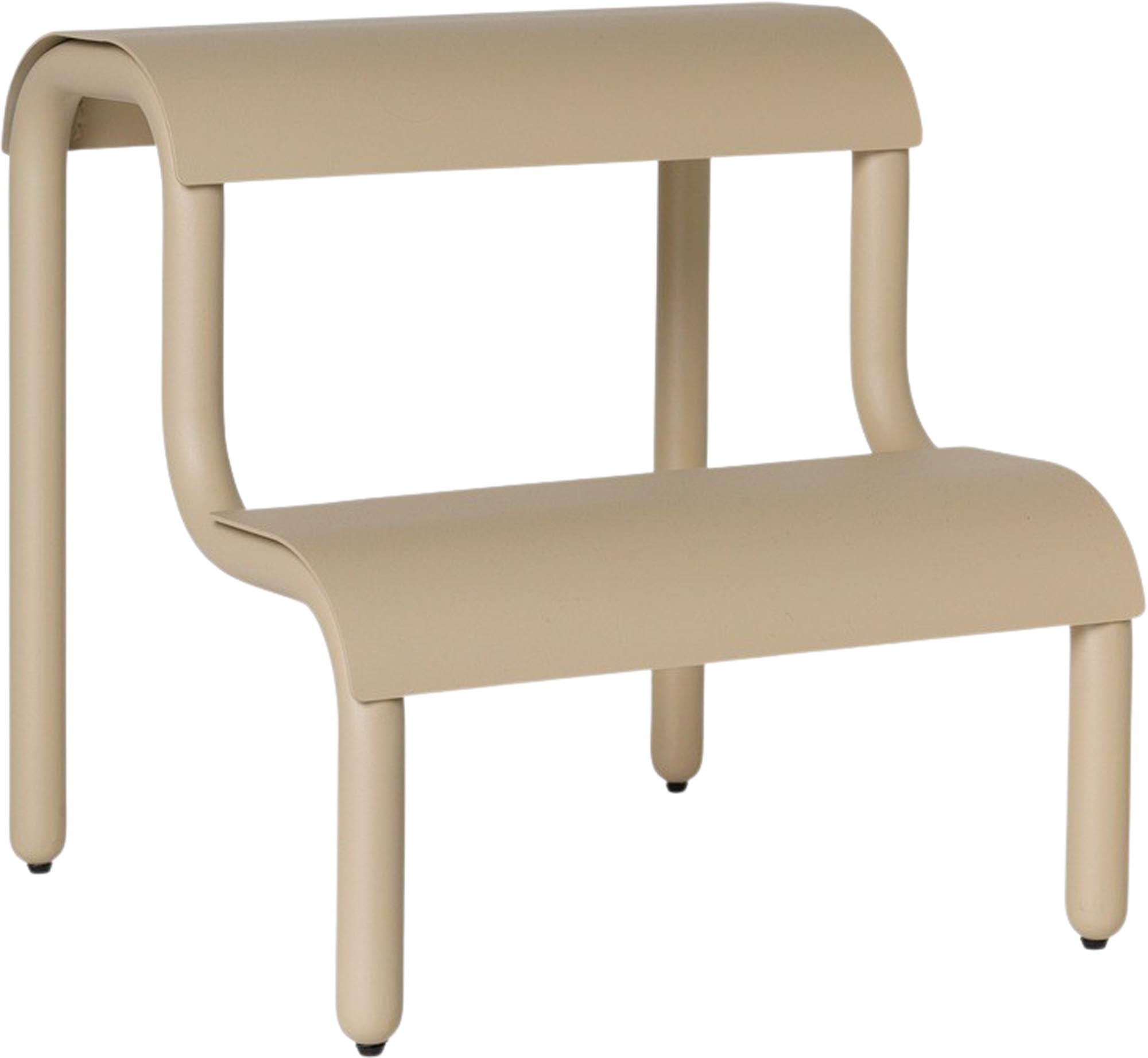 Der Up Step Hocker von Ferm Living vereint verspieltes Design mit Funktionalität. Ideal als Stufenhocker oder Beistelltisch, aus pulverbeschichtetem Eisen.