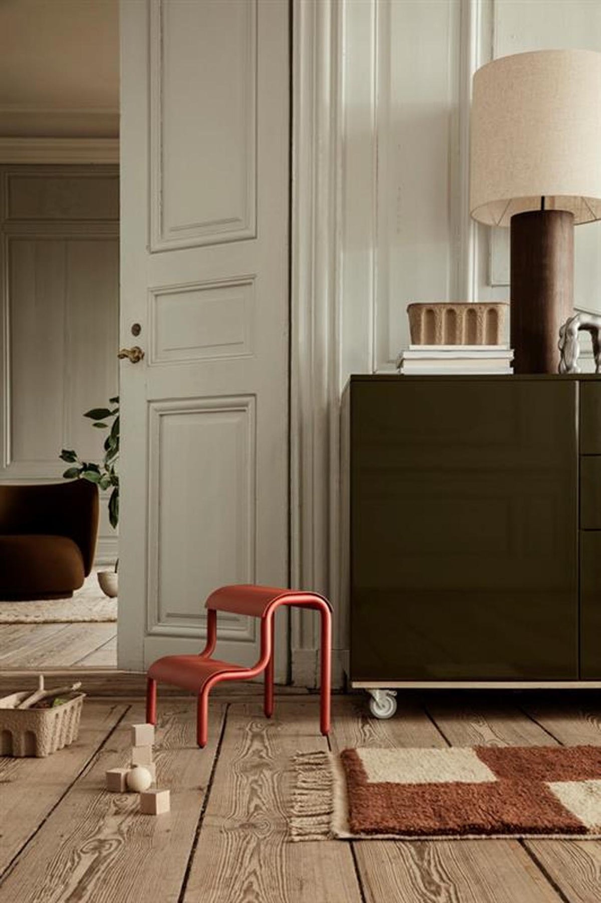 Up Step Hocker in Rot präsentiert im Onlineshop von KAQTU Design AG. Hocker ist von Ferm Living