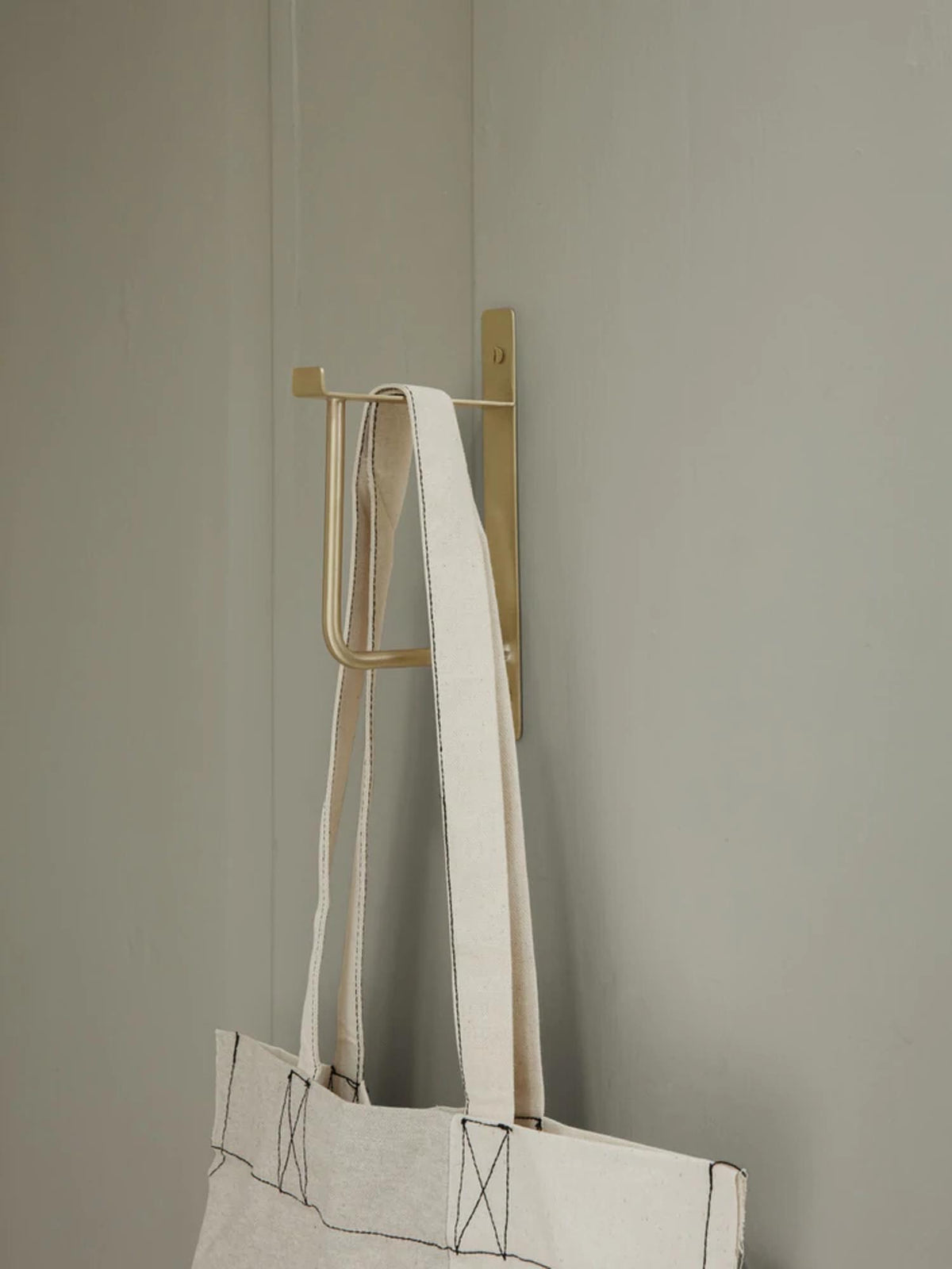 Hang Rack Kleiderständer in Messing präsentiert im Onlineshop von KAQTU Design AG. Kleiderständer ist von Ferm Living