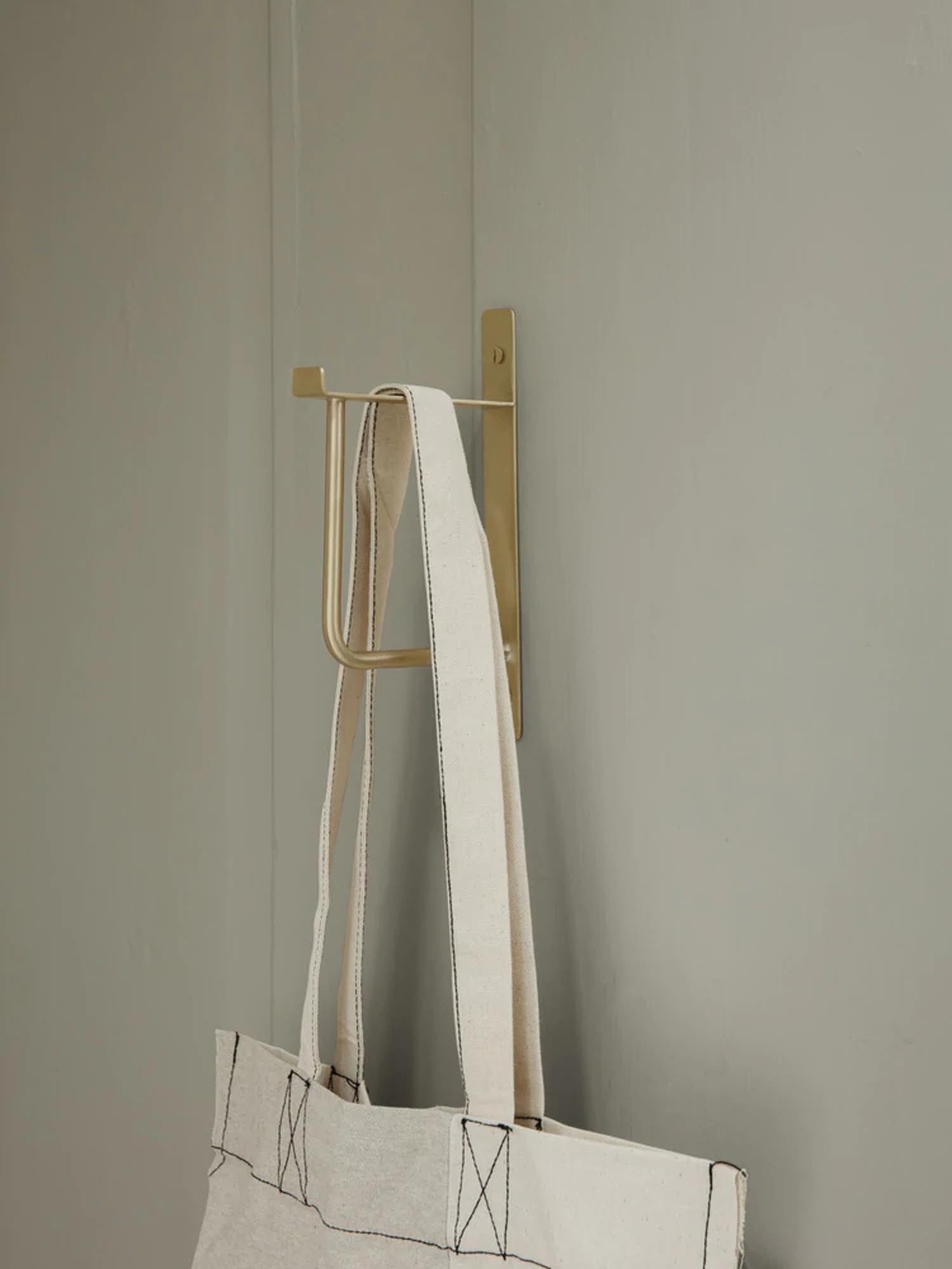 Eleganter Hang Rack Kleiderständer aus massivem Messing von Ferm Living: robust, platzsparend, zeitloses Design für jeden Raum.
