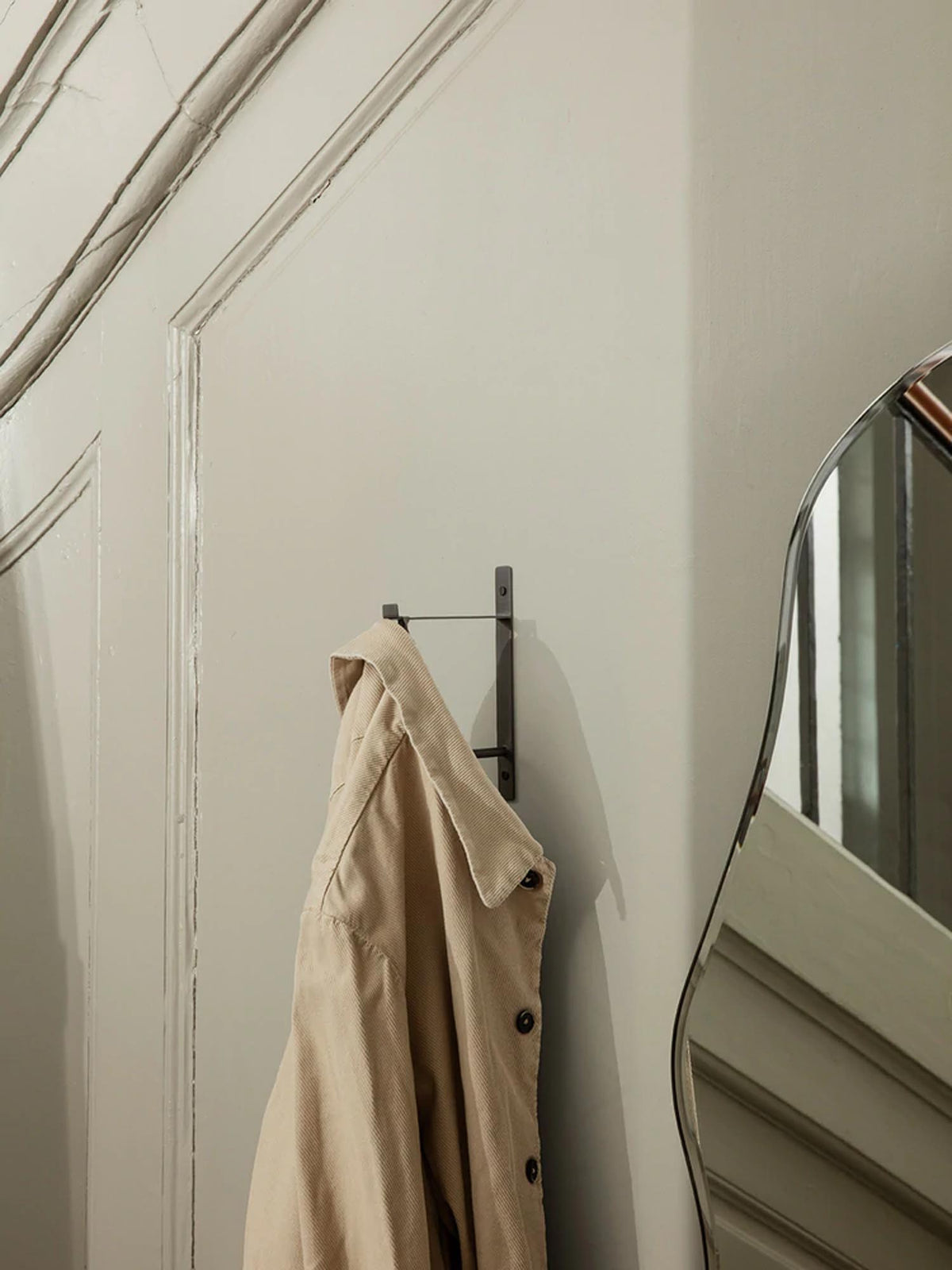 Hang Rack Kleiderständer in Schwarzes Messing präsentiert im Onlineshop von KAQTU Design AG. Kleiderständer ist von Ferm Living