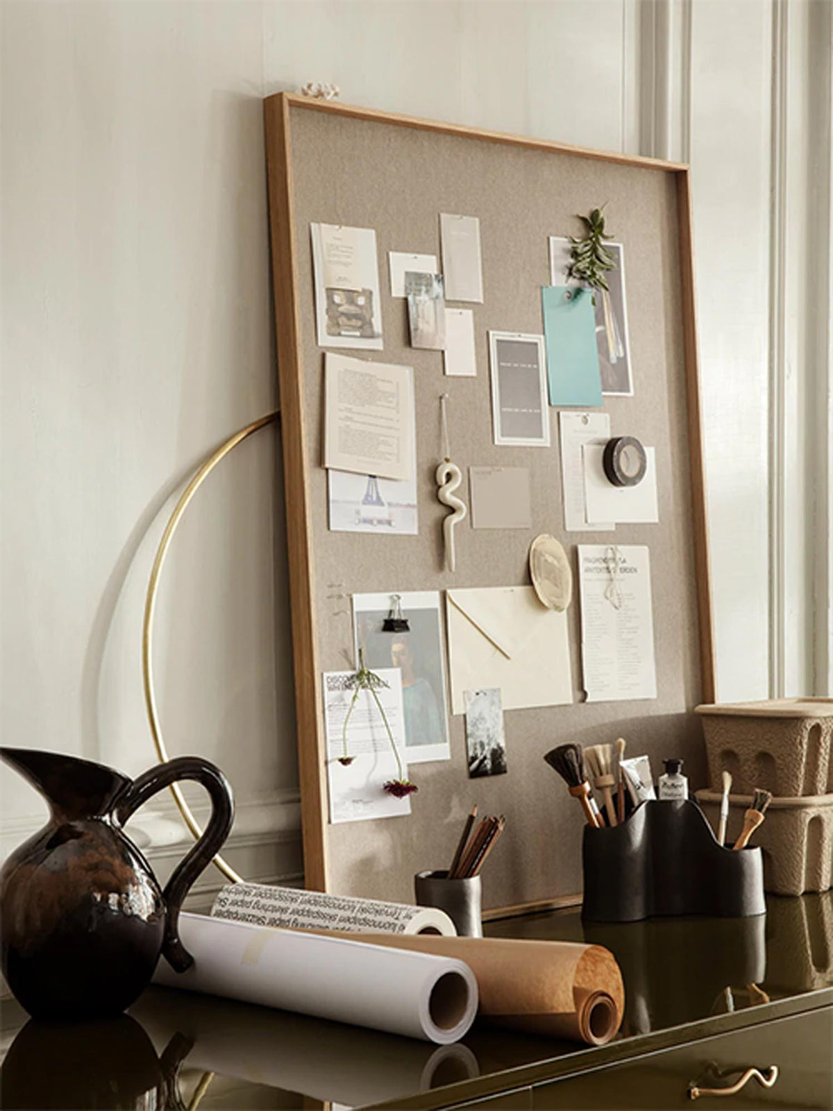 Scenery Pinnwand von Ferm Living mit Rahmen aus massivem Natureichenholz und Oberfläche aus beigem Baumwollleinen, schlichtes, natürliches Design