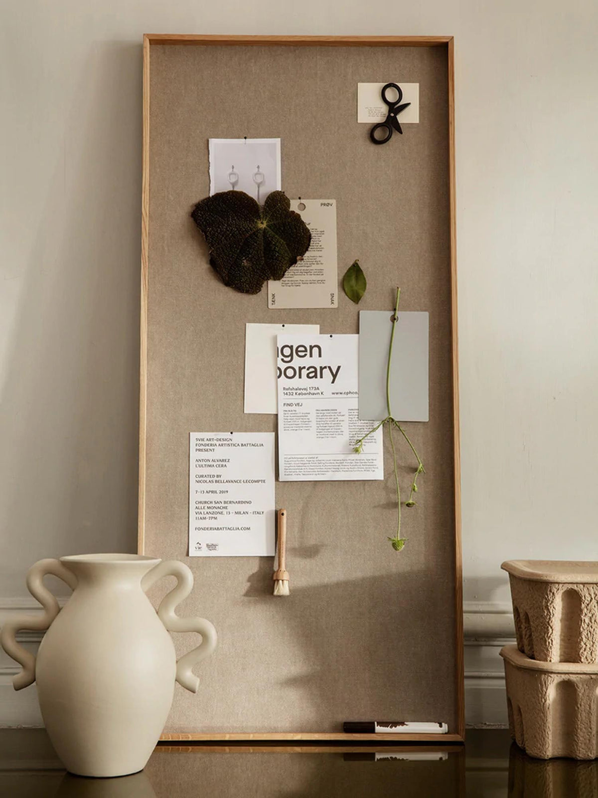 Scenery Pinnwand von Ferm Living mit Rahmen aus massivem Natureichenholz und Oberfläche aus beigem Baumwollleinen, schlichtes, natürliches Design