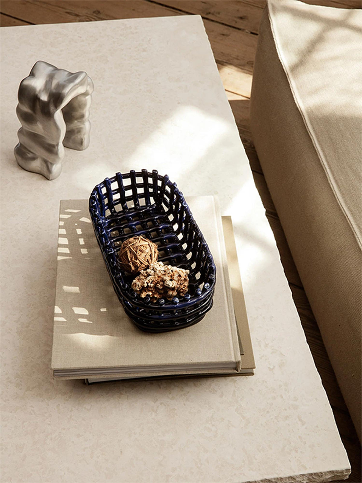Keramik Korb Oval in Blau präsentiert im Onlineshop von KAQTU Design AG. Aufbewährungskörbe ist von Ferm Living
