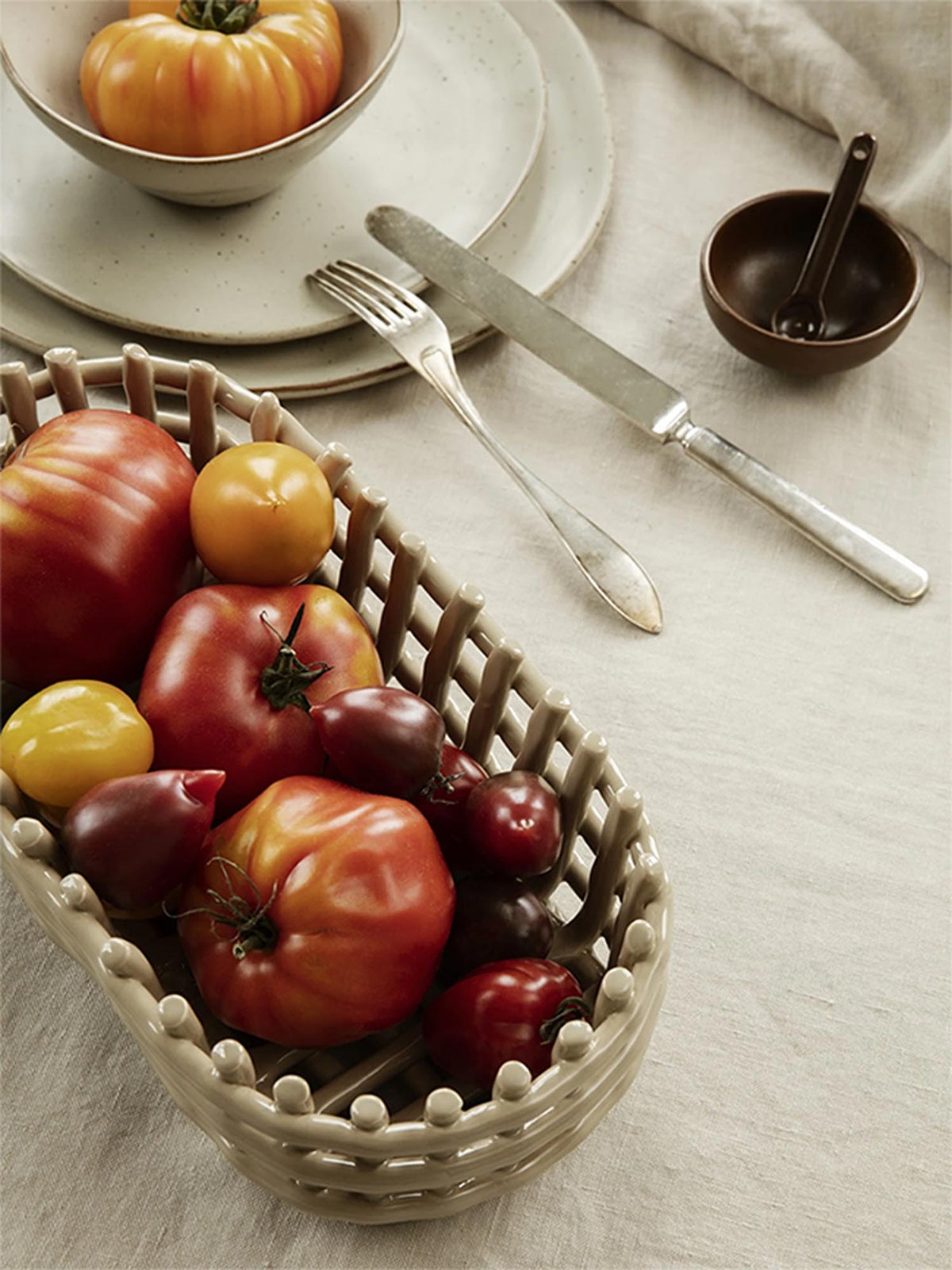 Keramik Korb Oval in Kaschmir präsentiert im Onlineshop von KAQTU Design AG. Aufbewährungskörbe ist von Ferm Living