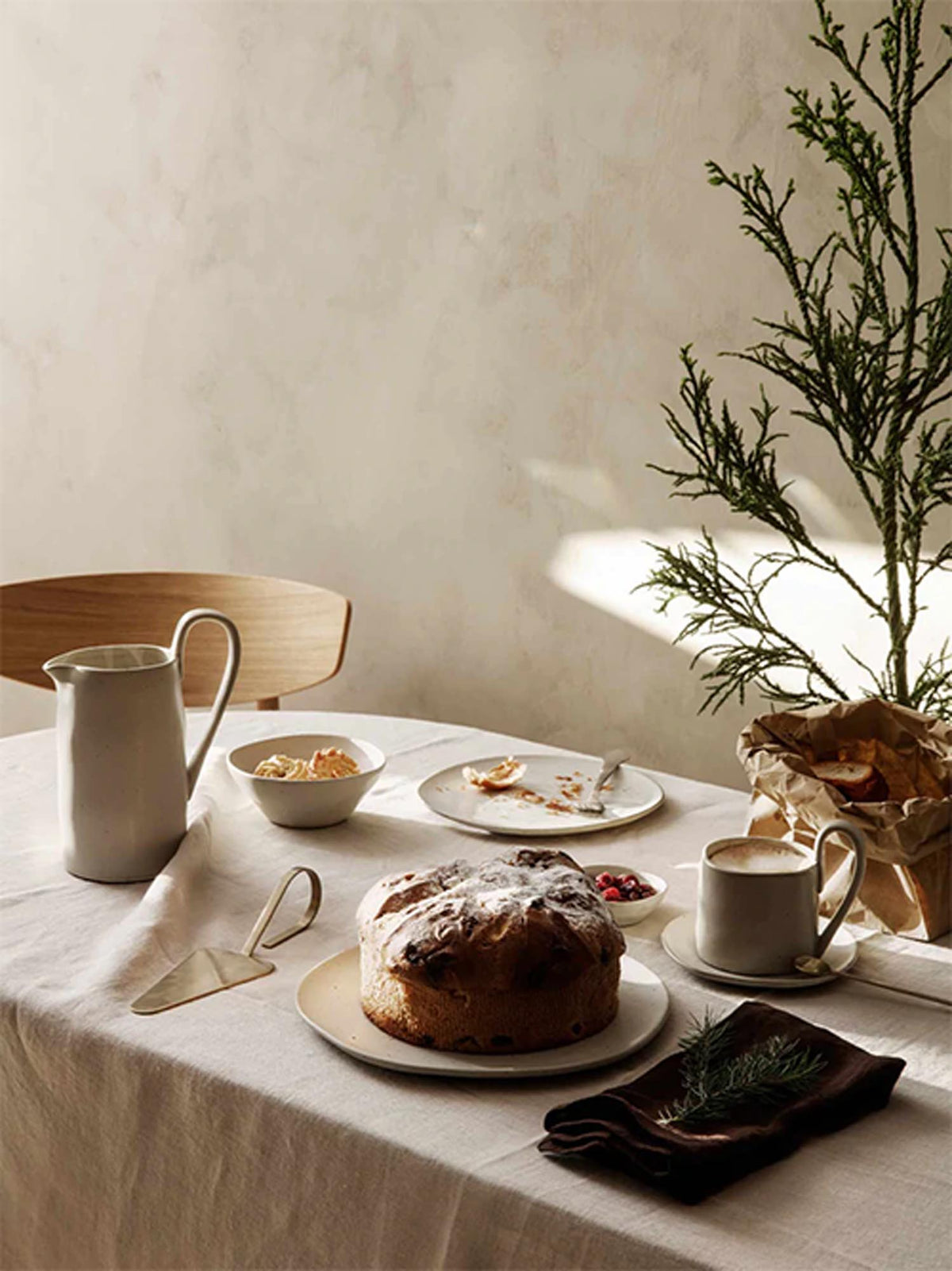 Flow Schale von Ferm Living aus glasiertem Porzellan in Off-White, runde Form mit matter Glasuroberfläche, erhältlich in mehreren Grössen und Farben.