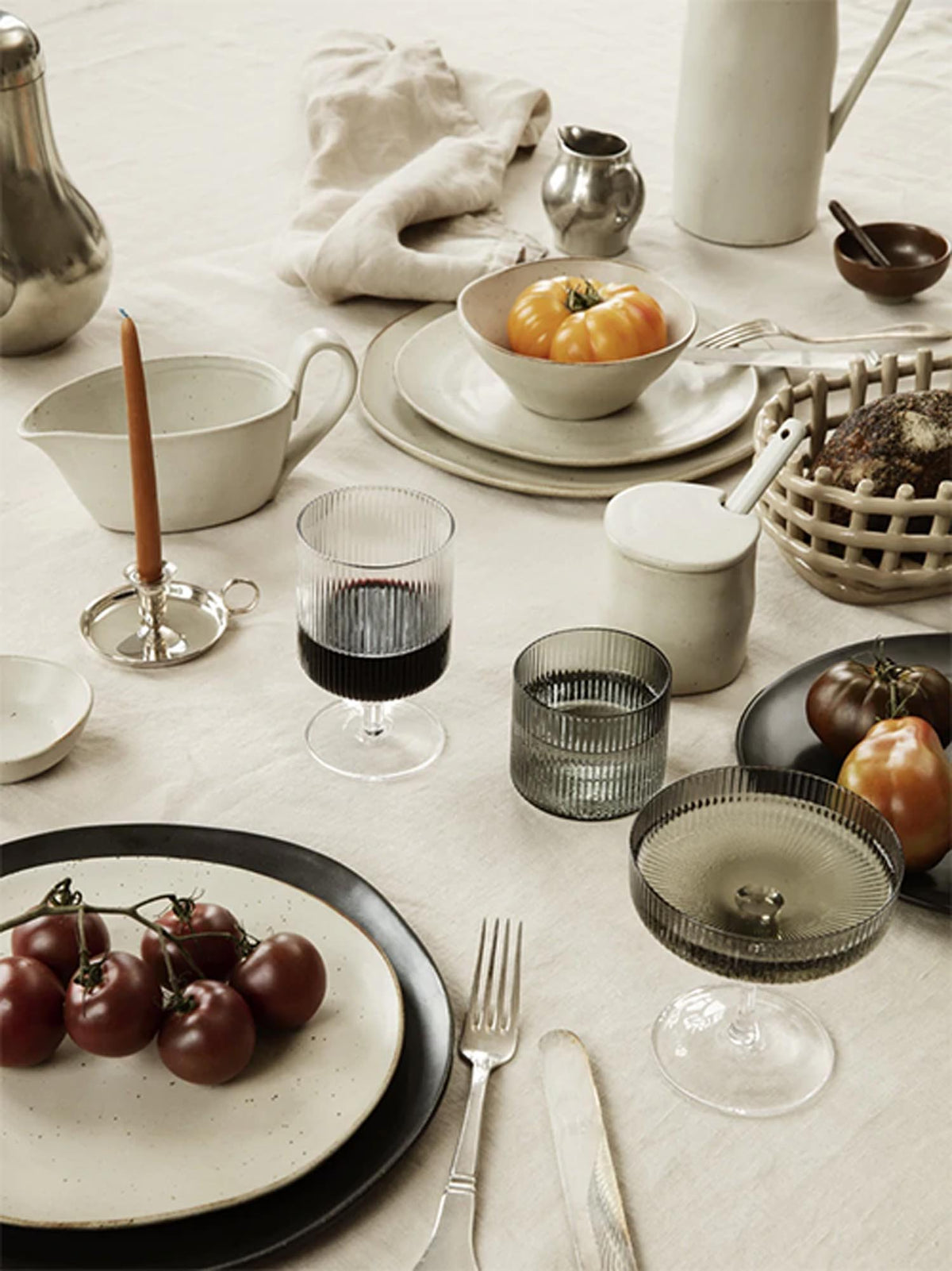 Flow Marmeladenglas mit Löffel in Off-White präsentiert im Onlineshop von KAQTU Design AG. Geschirr ist von Ferm Living