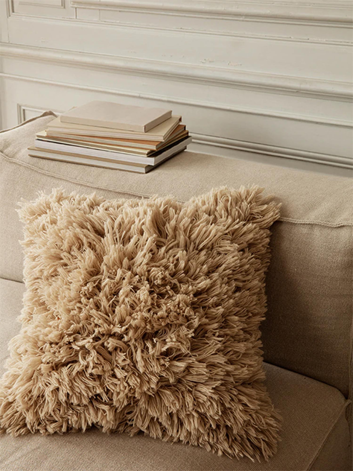 Meadow Hochflor Kissen in Sand präsentiert im Onlineshop von KAQTU Design AG. Kissen ist von Ferm Living