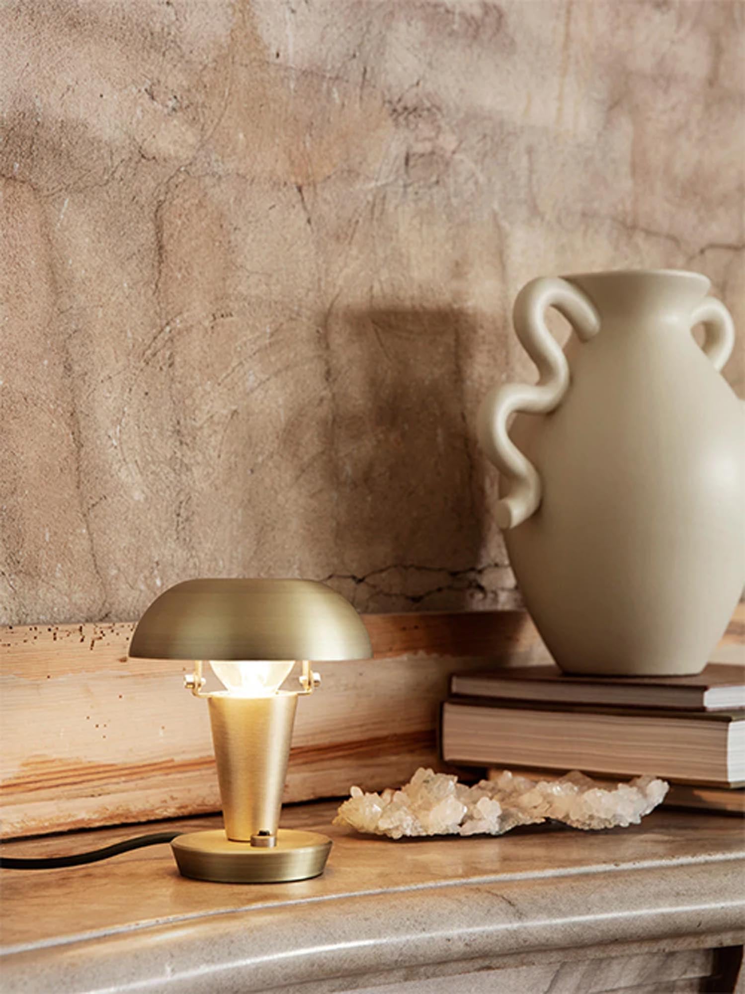 Tiny Leuchte in Messing präsentiert im Onlineshop von KAQTU Design AG. Tischleuchte ist von Ferm Living