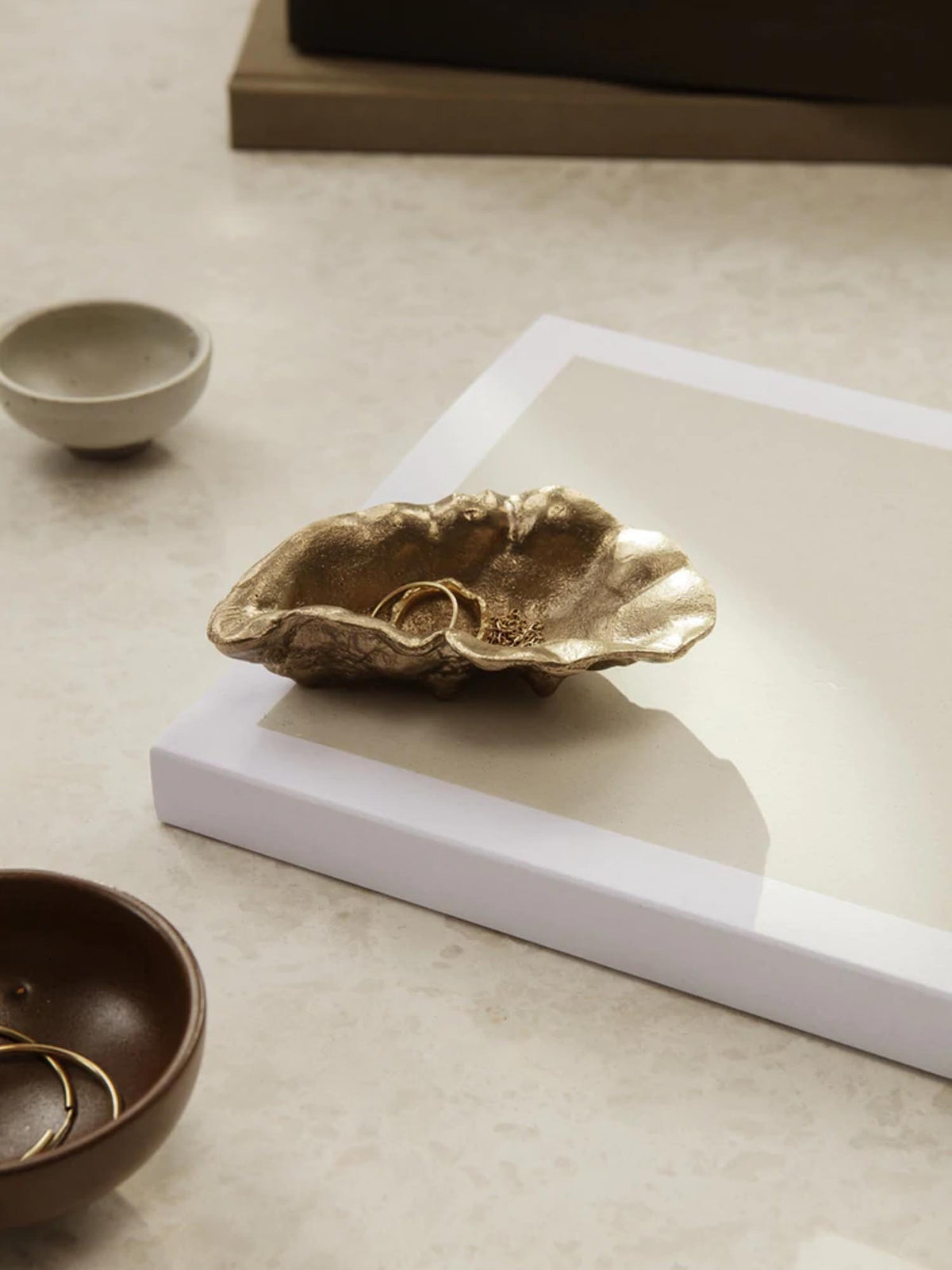 Oyster Schale in Messing präsentiert im Onlineshop von KAQTU Design AG. Schalen ist von Ferm Living