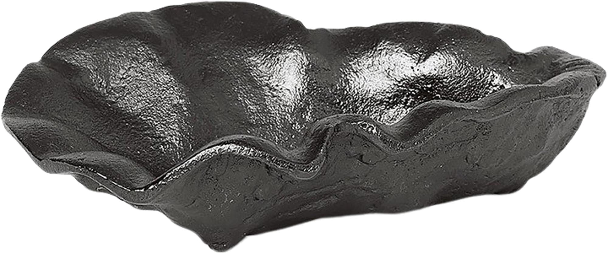 Entdecken Sie die elegante Oyster Schale von Ferm Living aus robustem Messingguss. Ideal für Schmuck, Streichhölzer oder als dekoratives Element.