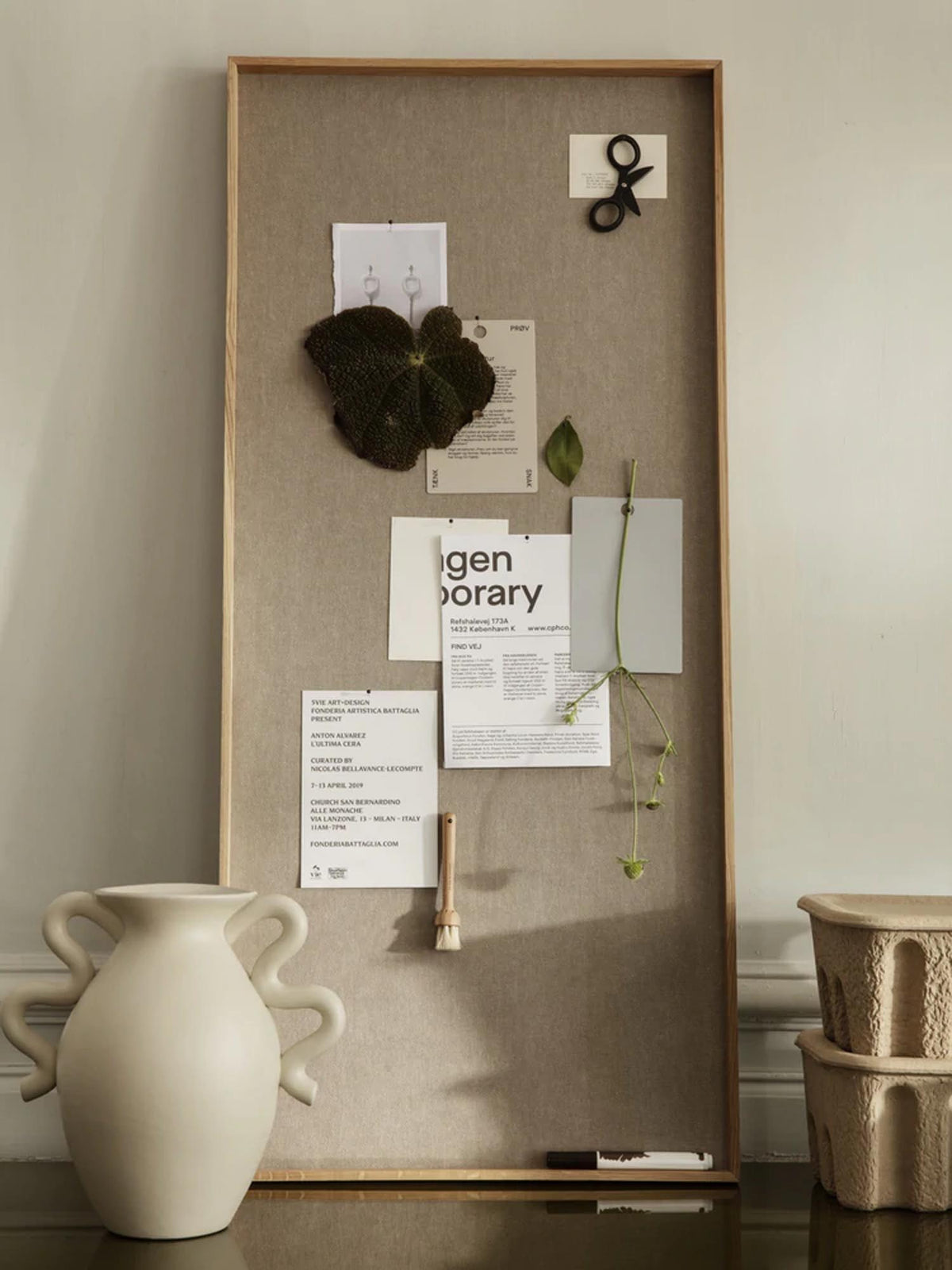 Verso Vase in Creme präsentiert im Onlineshop von KAQTU Design AG. Vase ist von Ferm Living