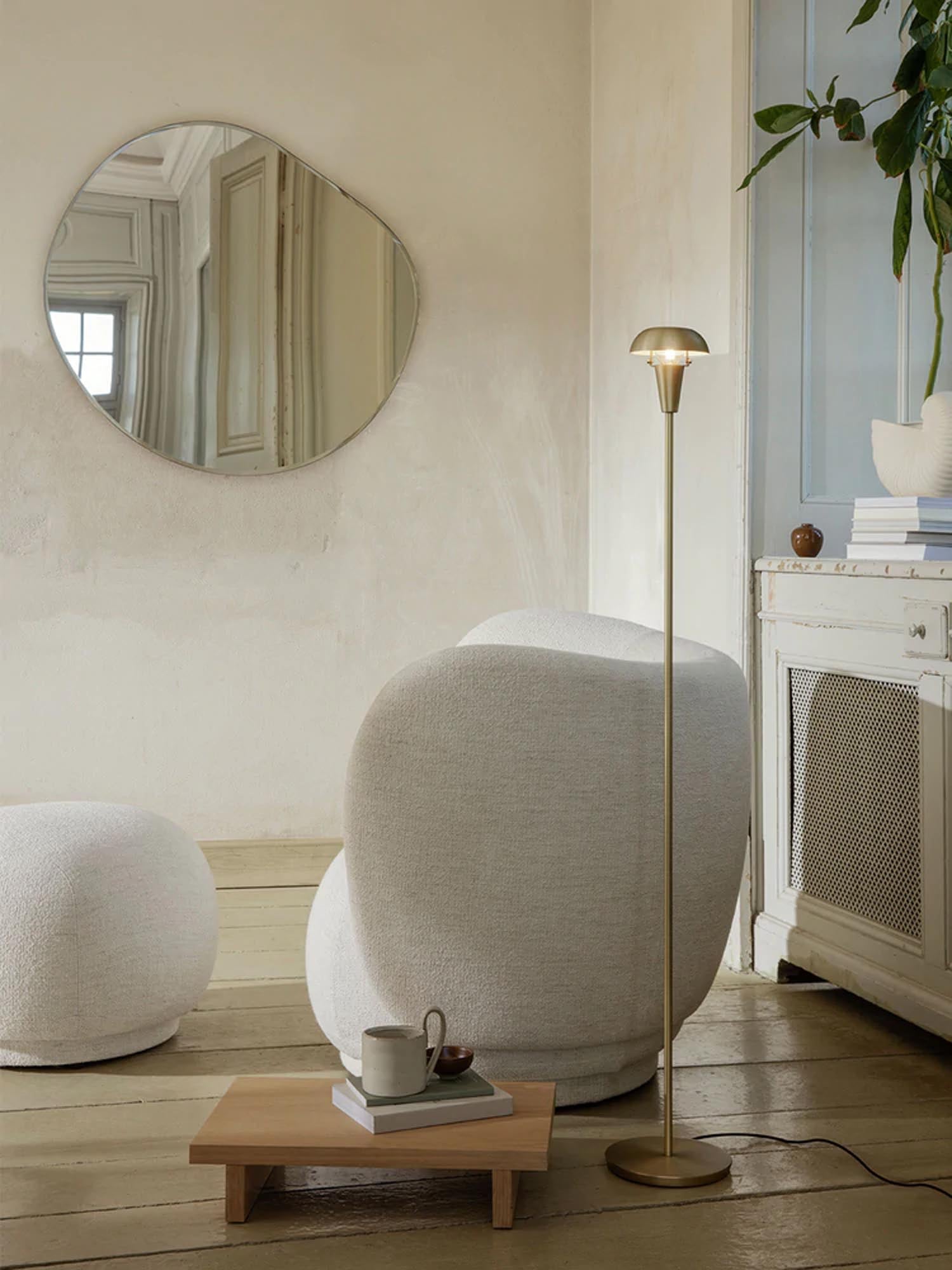 Tiny Stehleuchte in Messing präsentiert im Onlineshop von KAQTU Design AG. Stehleuchte ist von Ferm Living