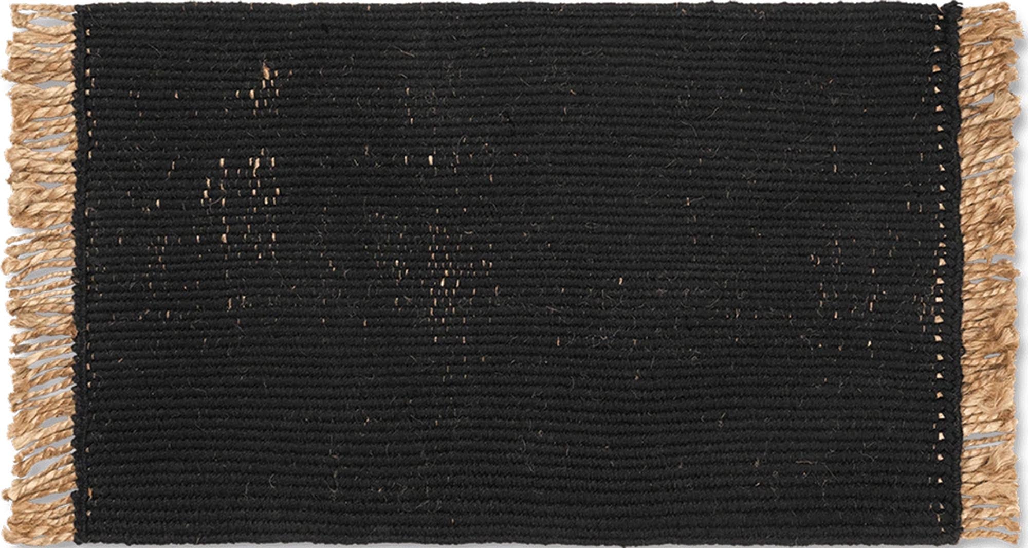 Entdecke die nachhaltige Block-Matte von Ferm Living aus recyceltem PET-Garn und Jute. Ideal für Eingangsbereich und Flur, mit stilvollen Fransen.