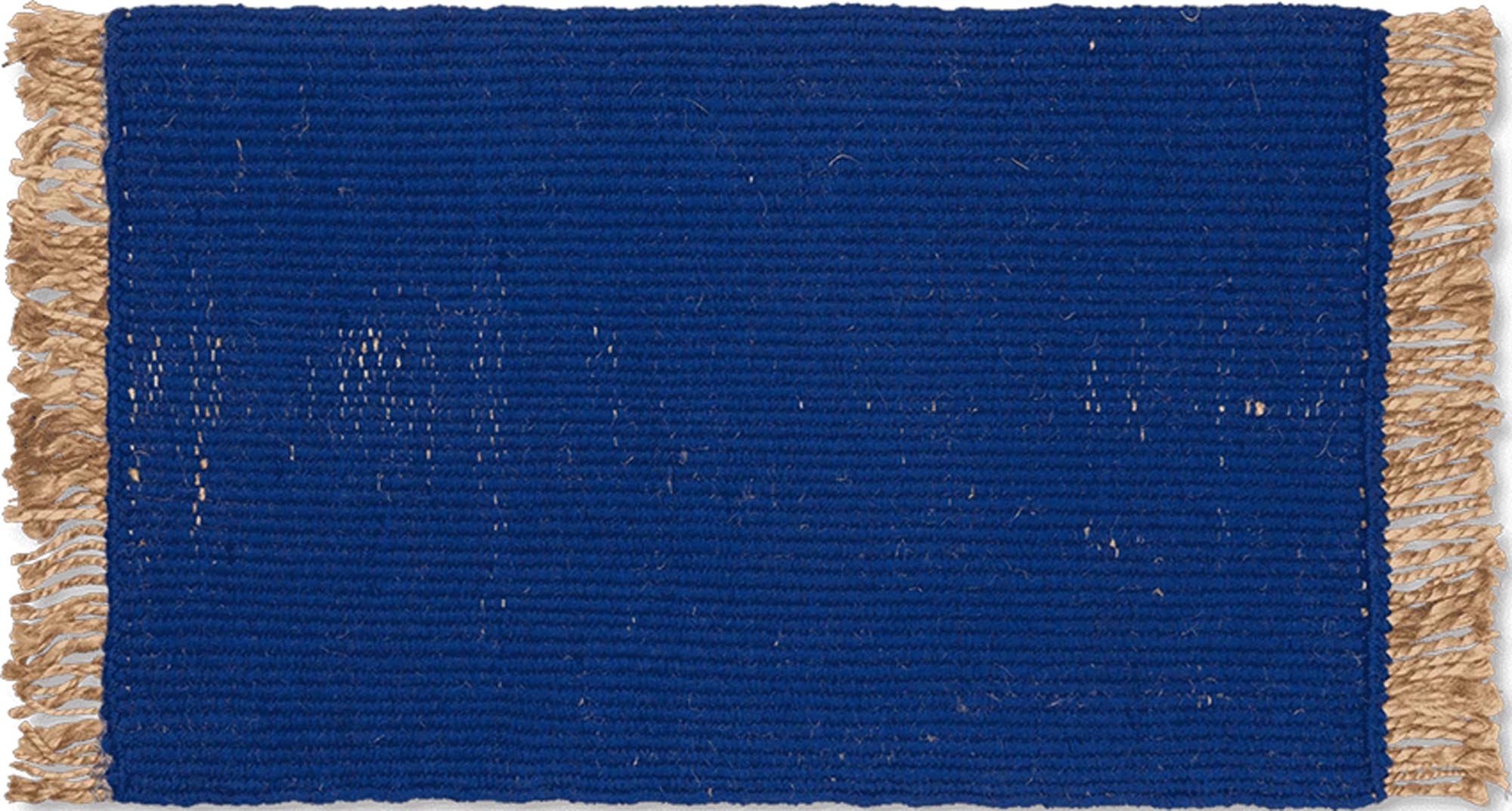 Entdecke die nachhaltige Block-Matte von Ferm Living, handgewebt aus recyceltem PET und Jute, ideal für Eingangsbereiche.