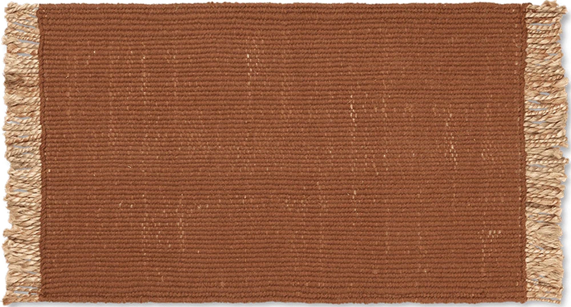 Entdecke die Block-Matte von Ferm Living: Handgewebt aus recyceltem PET und Jute, ideal für Eingangsbereiche und umweltbewusste Haushalte.