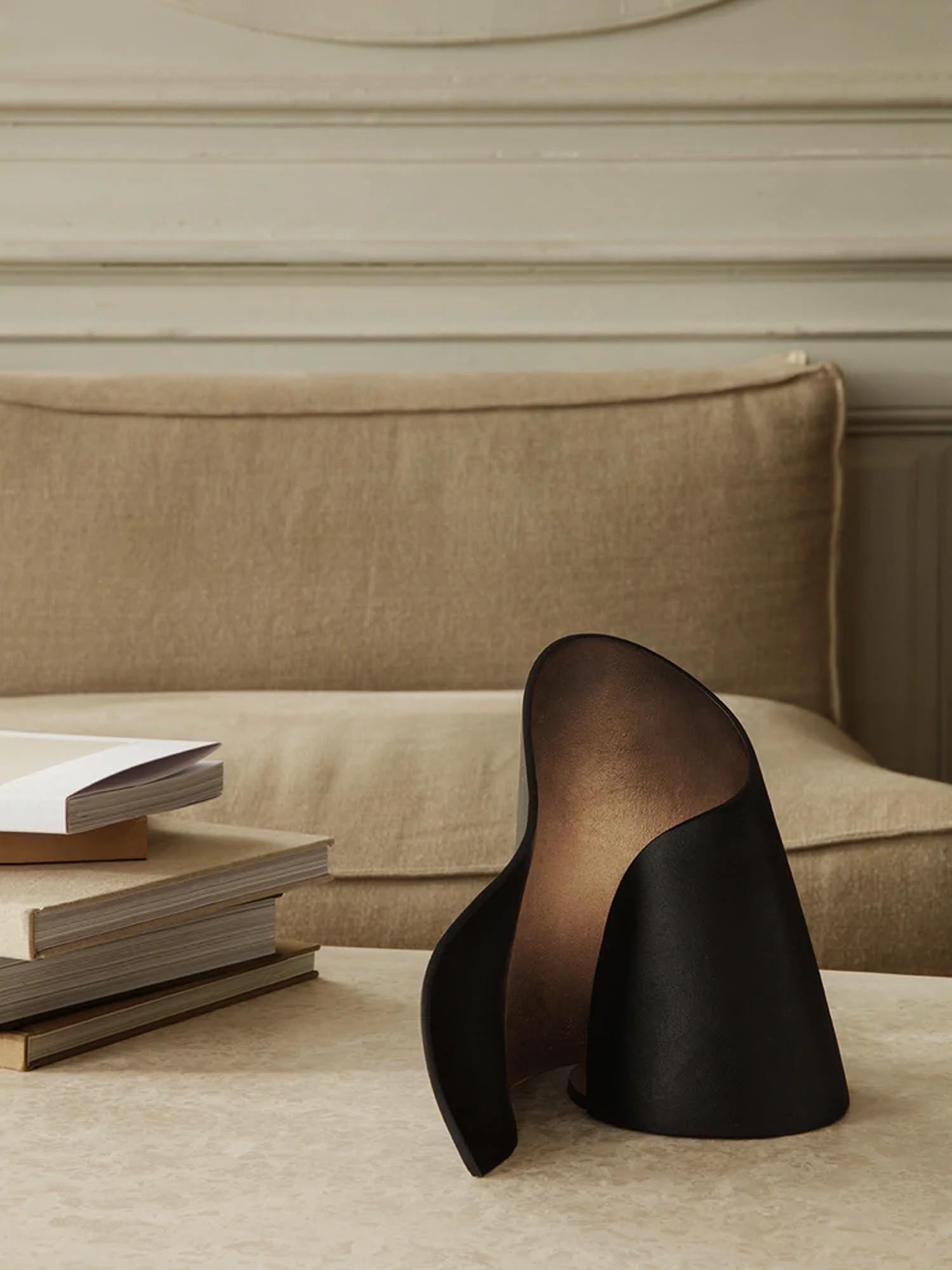 Die Oyster Tischleuchte von Ferm Living vereint nachhaltiges Design mit einer einzigartigen, organischen Form und sanftem Licht für stilvolle Akzente.