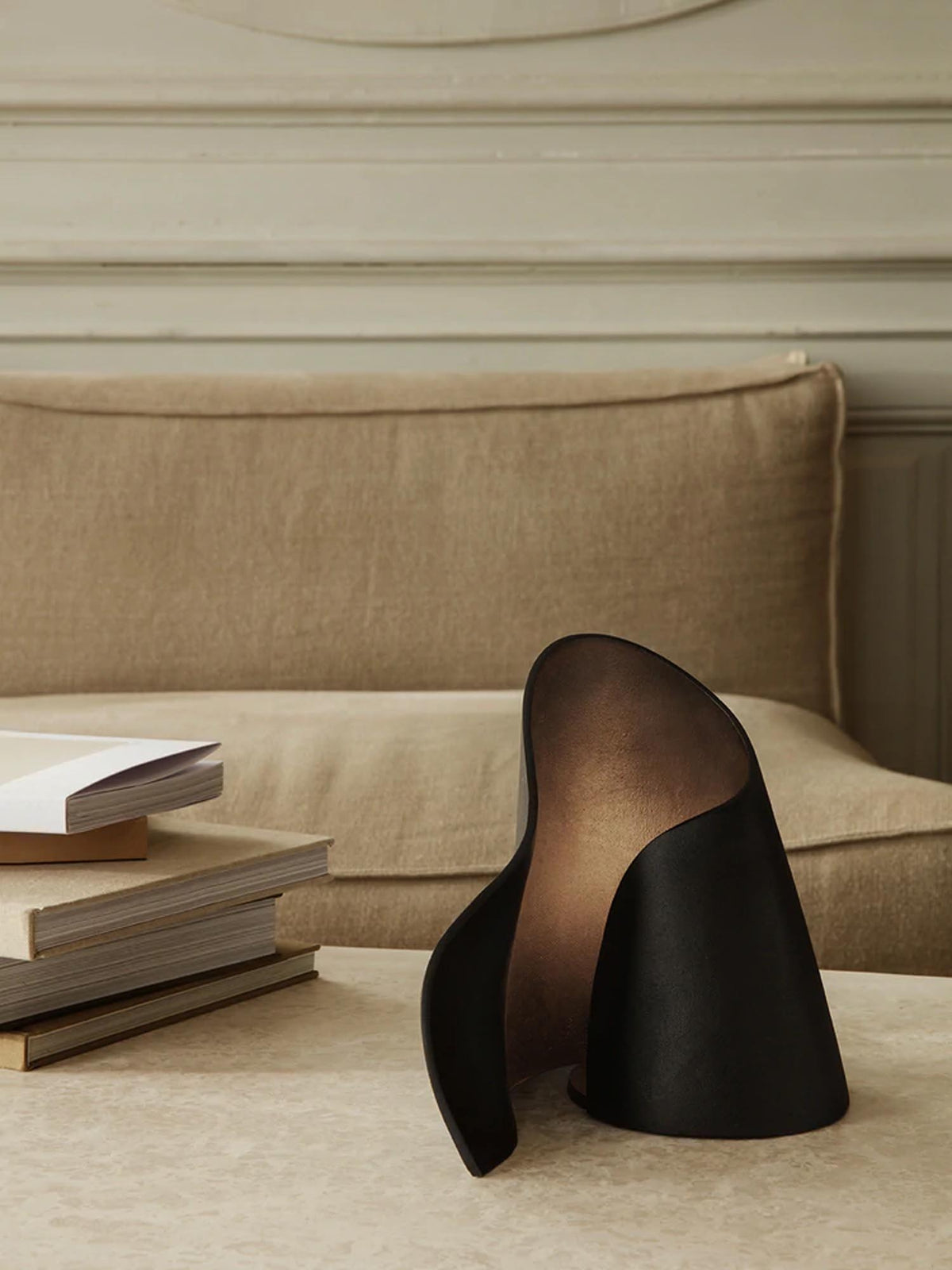 Oyster Tischleuchte in Schwarz präsentiert im Onlineshop von KAQTU Design AG. Tischleuchte ist von Ferm Living