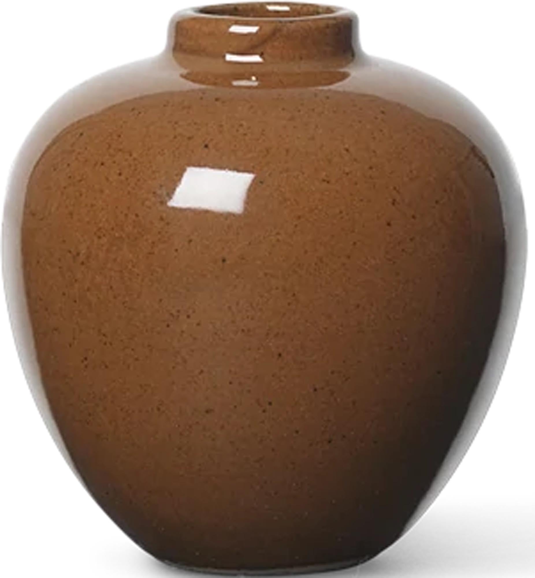 Entdecke die elegante Ary Mini Vase von Ferm Living. Diese zierliche Porzellanvase vereint antikes Design mit modernen Variationen in Größe und Farbe.