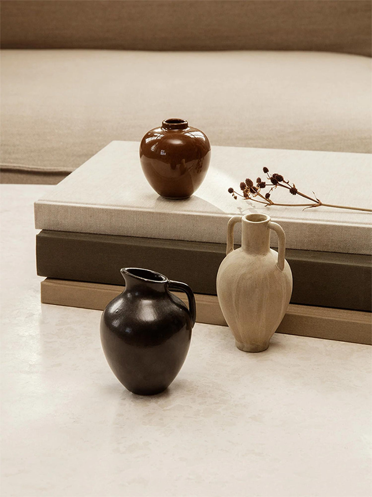 Kleine braune Porzellanvase Ary Mini-Vase von Ferm Living mit glasierter Oberfläche und runder, antik inspirierter Form, Durchmesser 6.5cm.