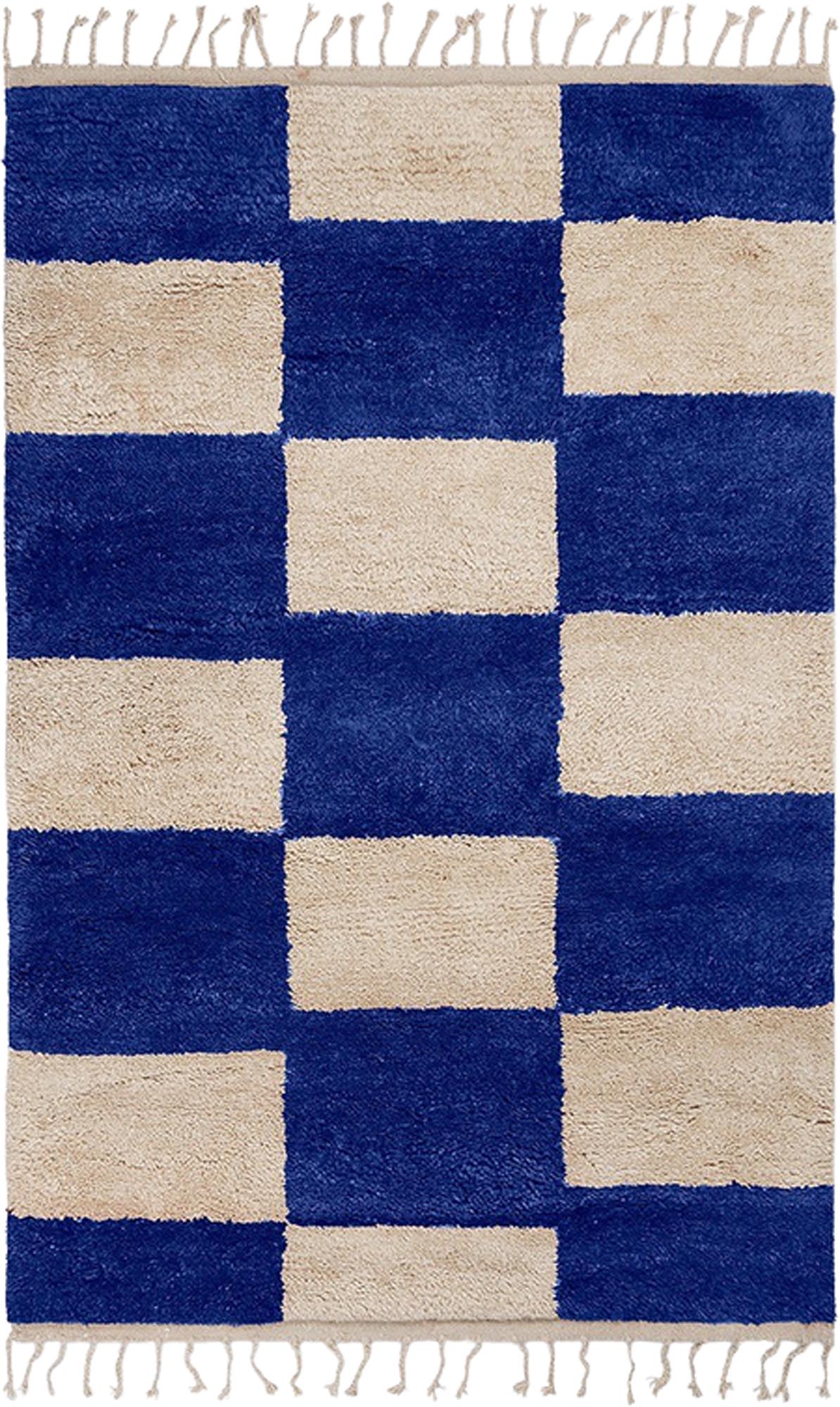 Erleben Sie den Mara Teppich von Ferm Living – ein handgetuftetes Meisterwerk aus GOTS-zertifizierter Bio-Baumwolle, das umweltfreundlichen Stil und Komfort vereint.