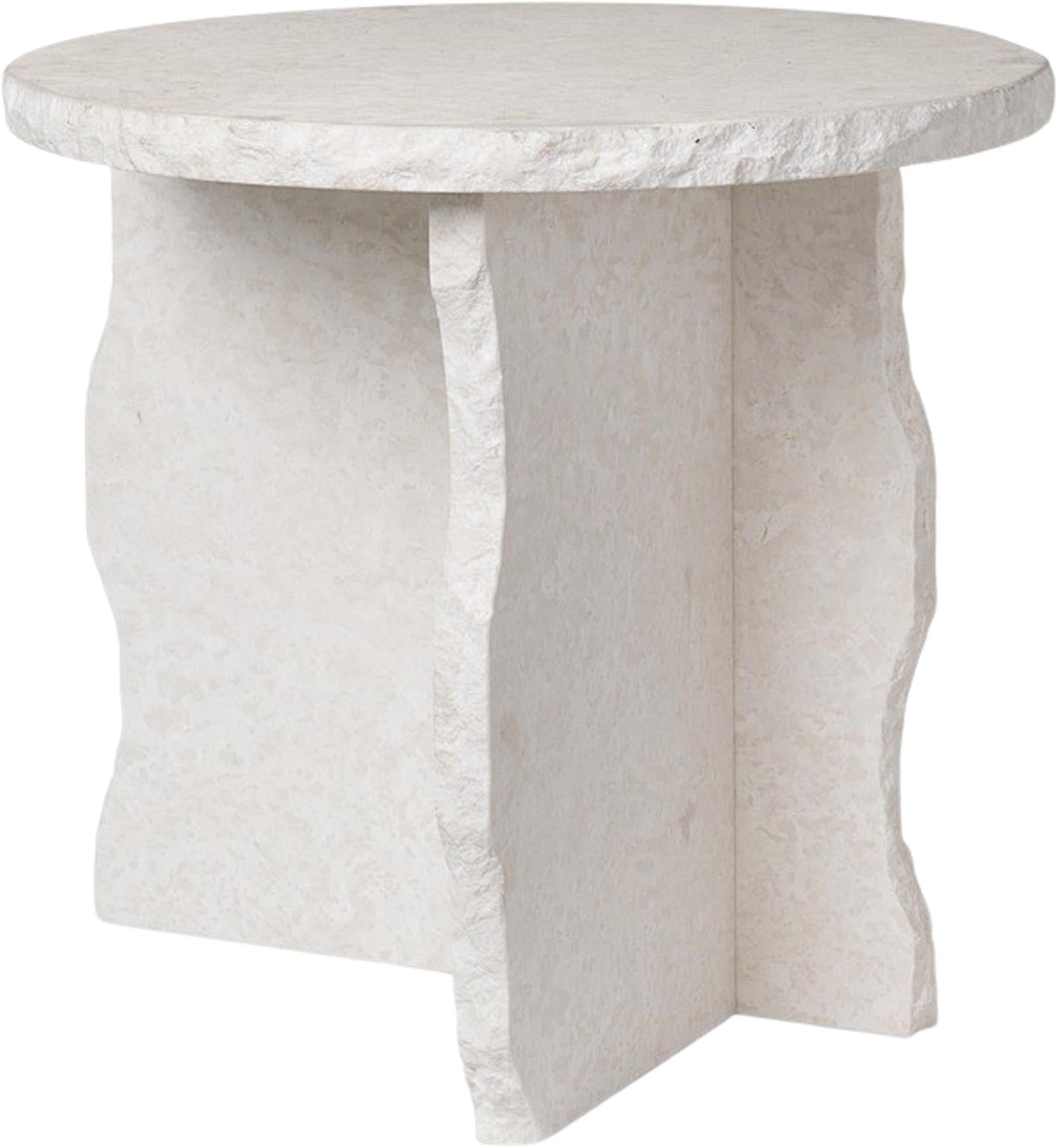 Einzigartiger Mineral-Skulpturtisch von Ferm Living, handgefertigt aus Bianco Curia-Marmor, vereint brutalistische Ästhetik mit Funktionalität.