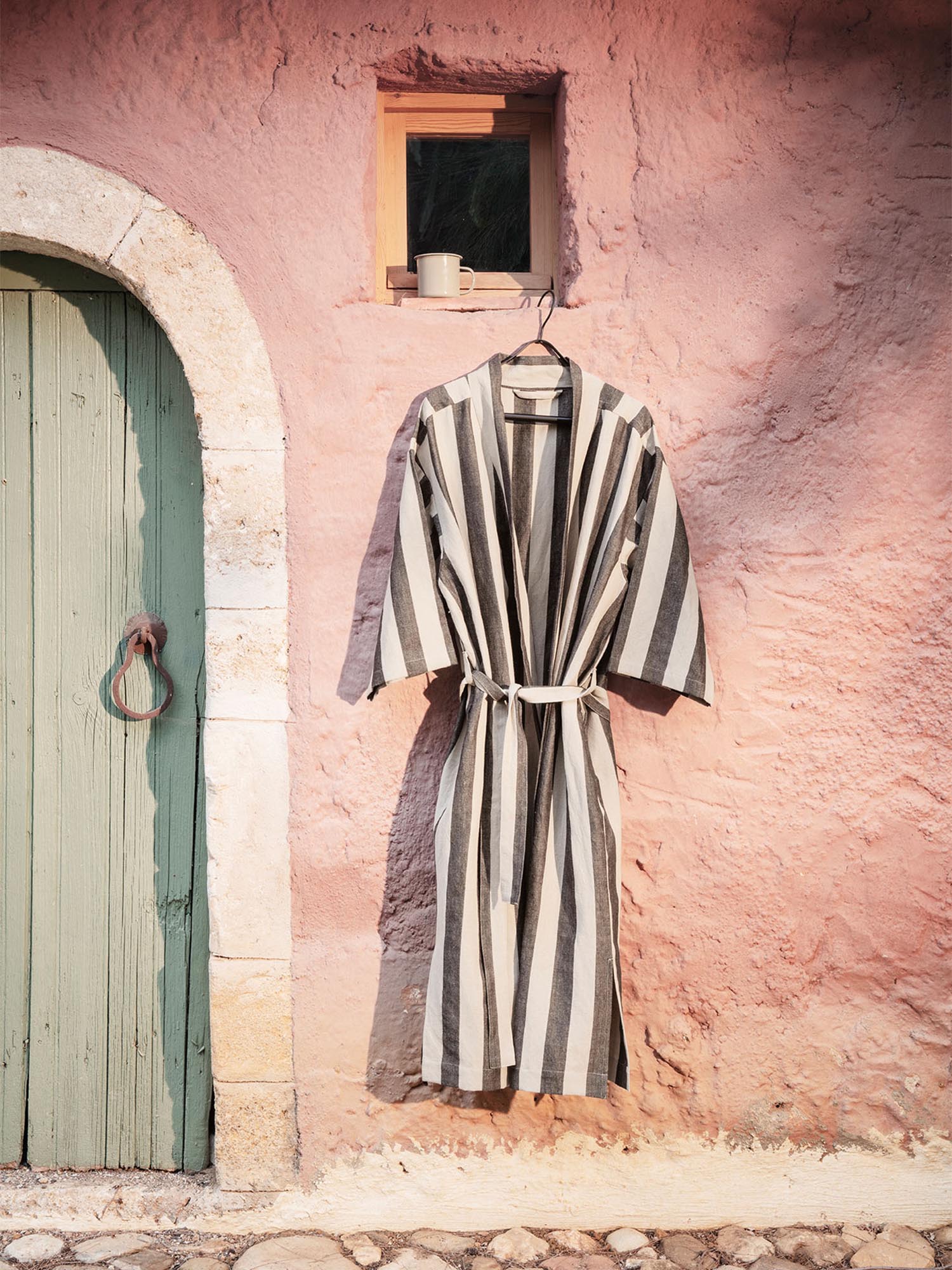 Field Bademantel in Sand / Schwarz präsentiert im Onlineshop von KAQTU Design AG. Bademantel ist von Ferm Living