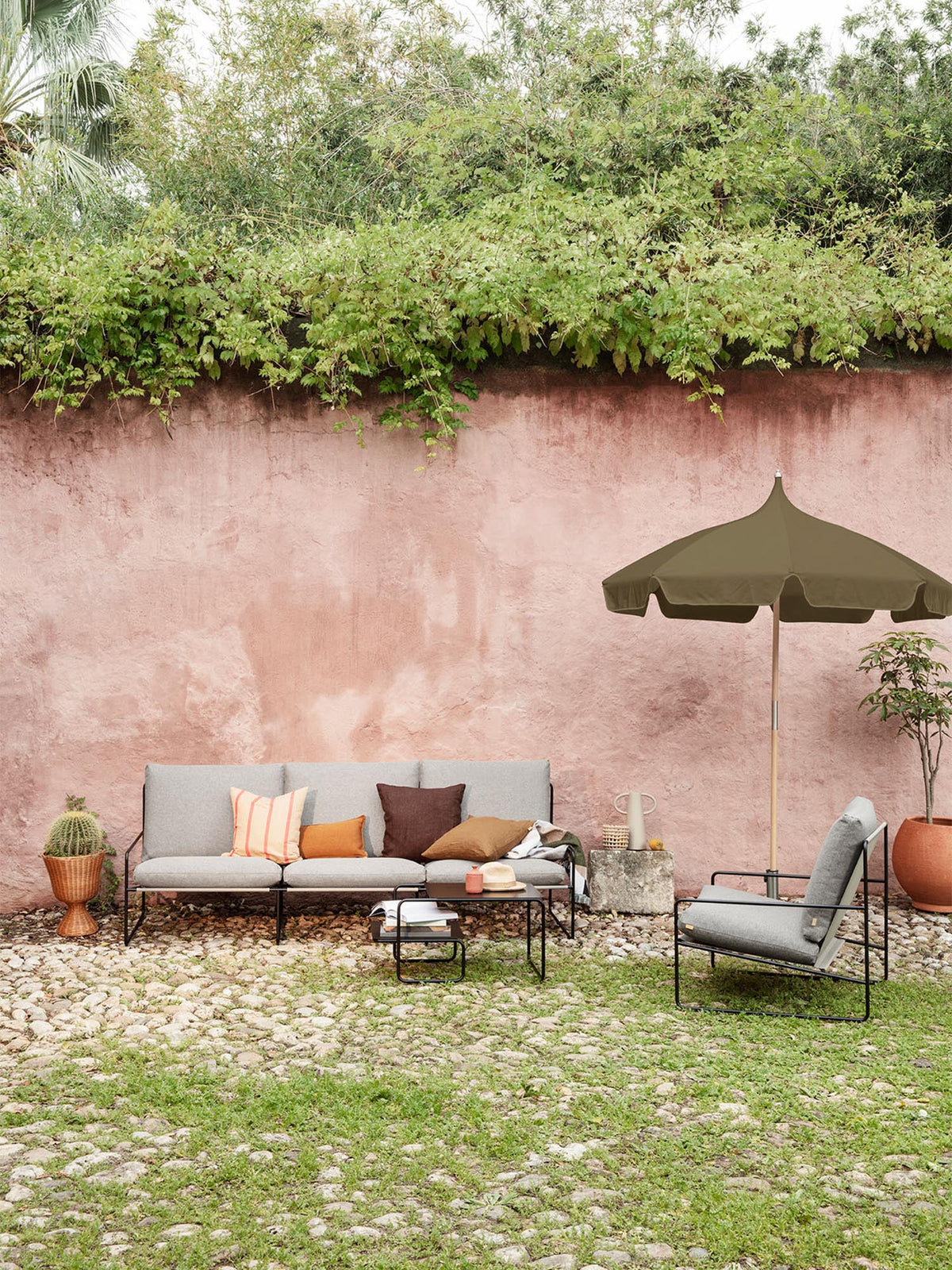 Lulle Sonnenschirm in Olivgrün präsentiert im Onlineshop von KAQTU Design AG. Sonnenschirm ist von Ferm Living
