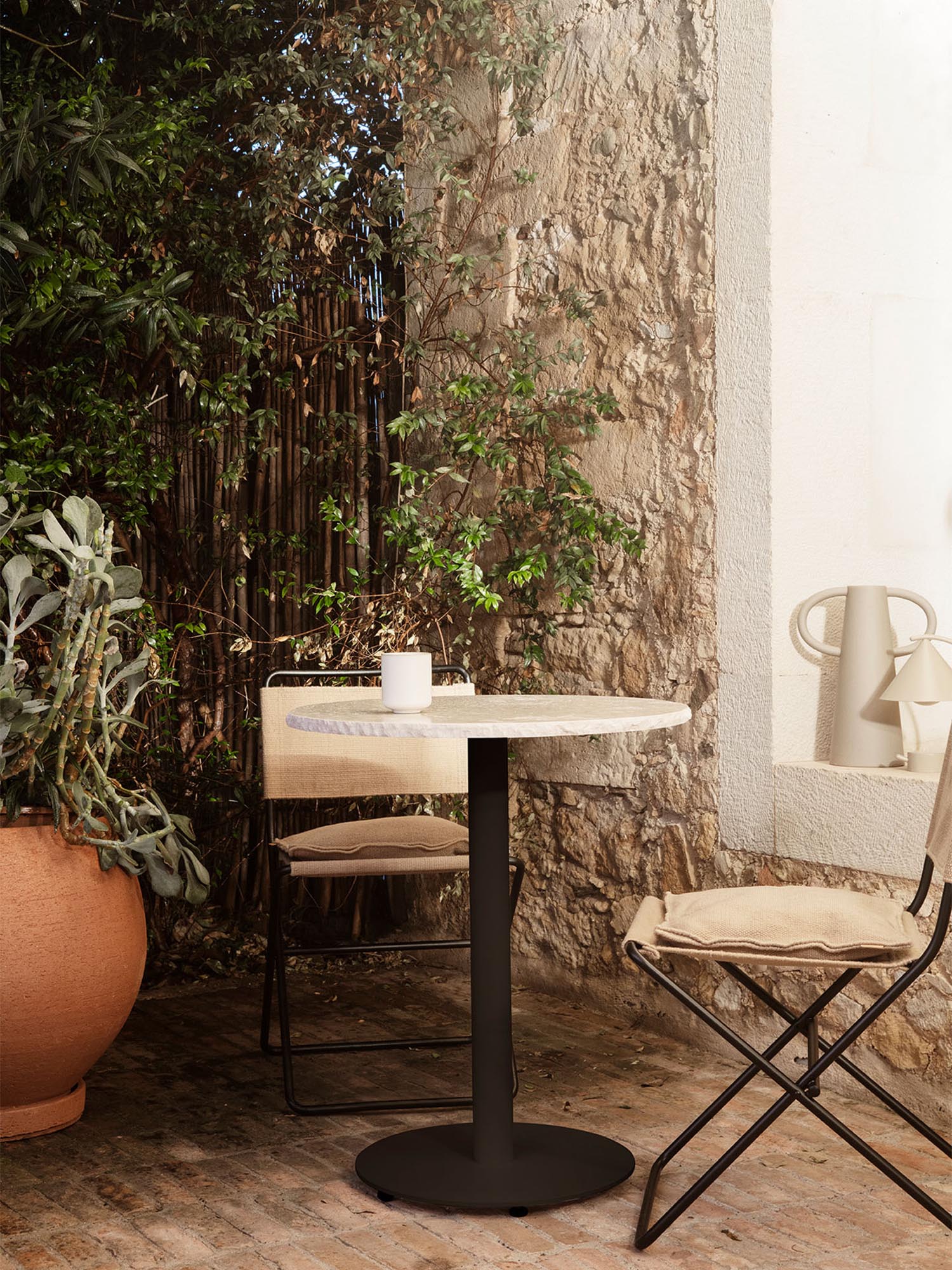 Stilvoller Cafétisch aus Bianco-Curia-Marmor von Ferm Living.