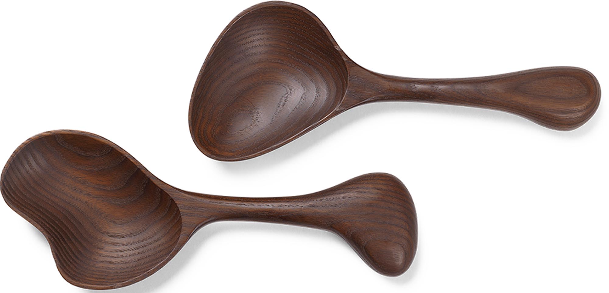 Entdecken Sie das elegante Os Salatbesteck von Ferm Living aus FSC®-zertifiziertem Eschenholz. Nachhaltig, einzigartig und perfekt für jeden Tisch.