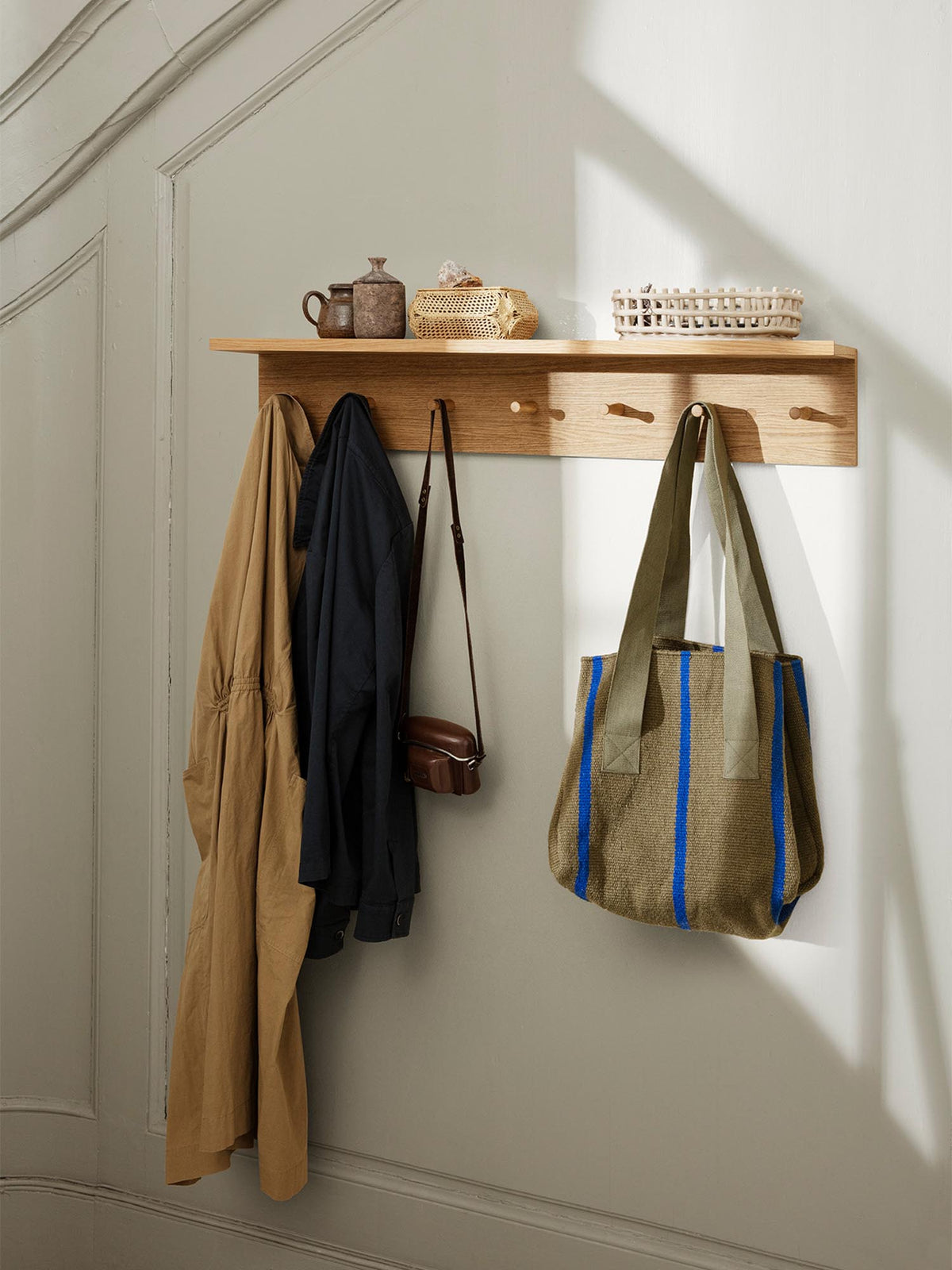 Place Regal Gross in Natur präsentiert im Onlineshop von KAQTU Design AG. Wandregal ist von Ferm Living