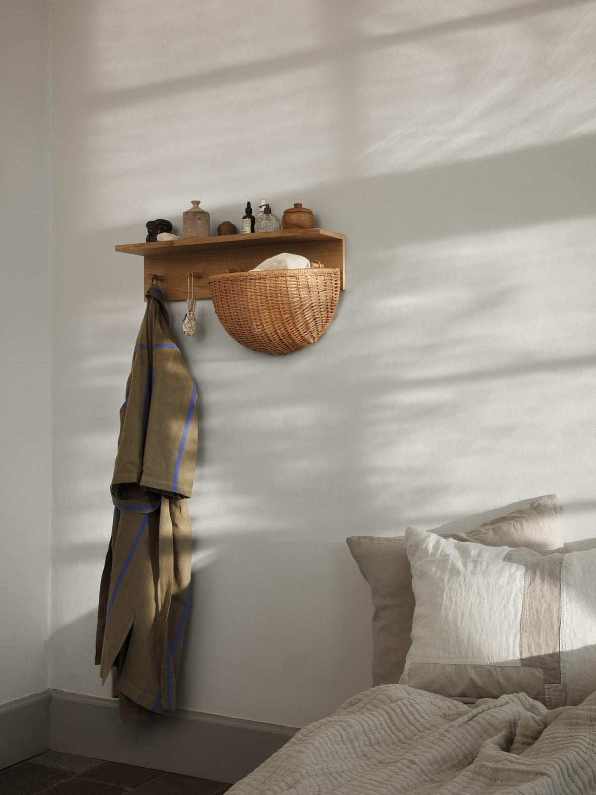 Place Regal Medium in Natur präsentiert im Onlineshop von KAQTU Design AG. Wandregal ist von Ferm Living