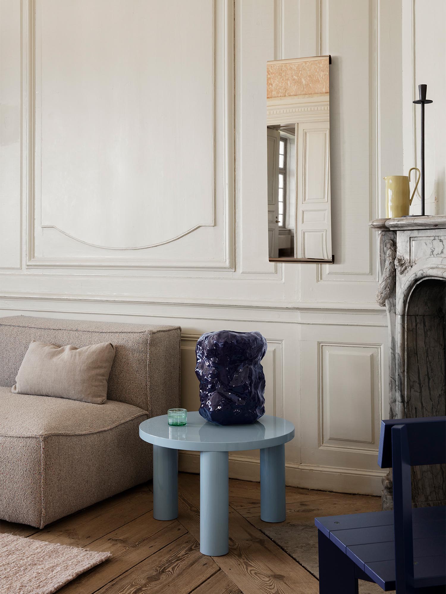 Klein, stilvoll und funktional: Der Post Cafétisch von Ferm Living vereint modernes Design mit praktischer Nutzung für jeden Raum.