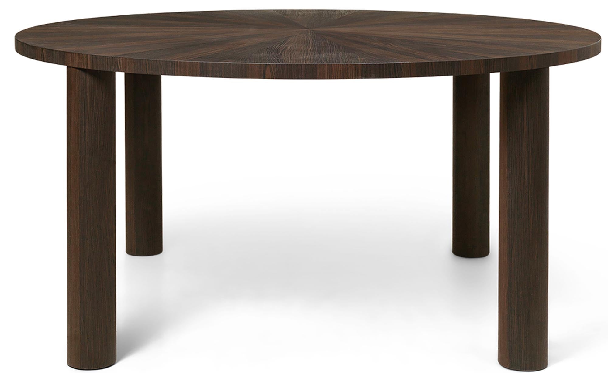 Entdecke den Post Esstisch von Ferm Living: Brutalismus inspiriert, FSC-zertifiziert, elegante Sternform, ideal für dein Esszimmer.