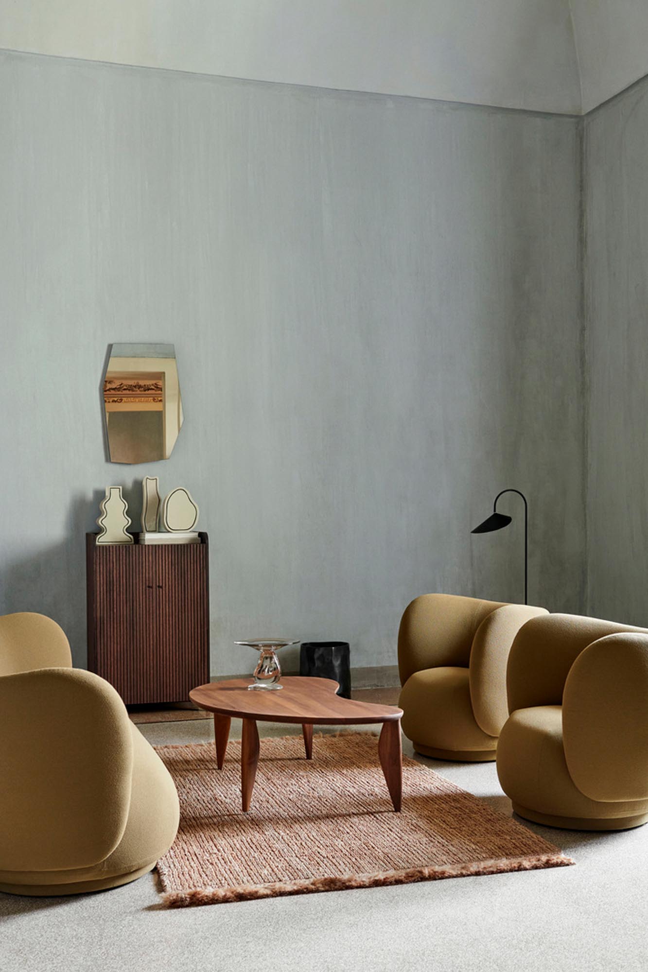 Der handgewebte Athens-Teppich aus Jute bringt mediterrane Wärme und Struktur in jeden Raum. Perfekt für Wohnzimmer oder Schlafzimmer.