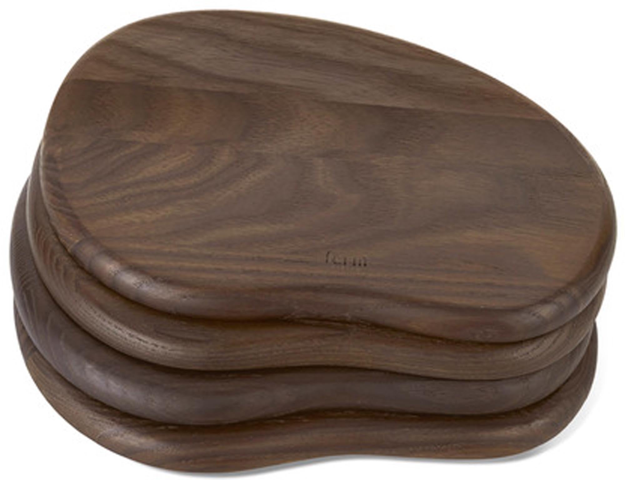 Entdecken Sie die Cairn Buttebrett 4er Set von Ferm Living – kunstvolle Butterbretter aus FSC® zertifiziertem Holz, inspiriert von der Natur. Ideal für stilvolle Mahlzeiten!