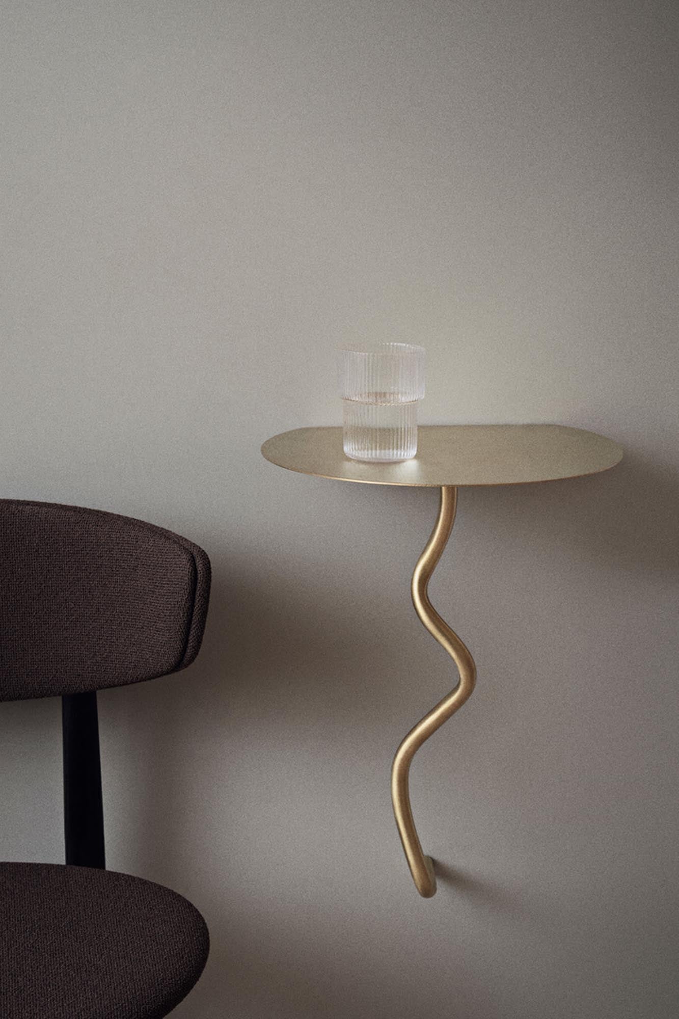 Eleganter Curvature Wandtisch: Skulpturale Form für Ihr Zuhause.