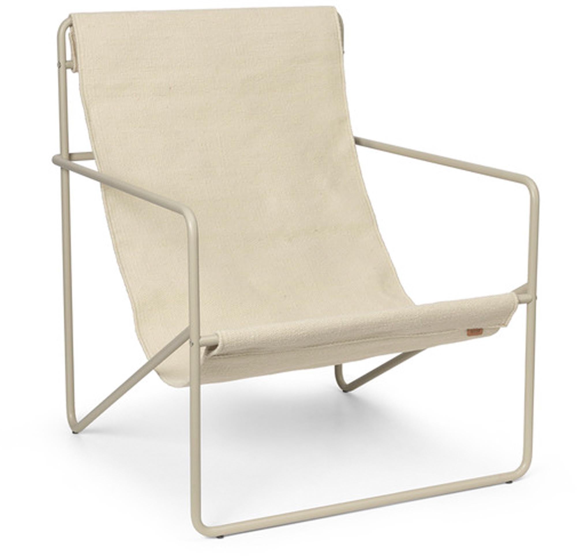 Entdecke den Curvature Handgriff von Ferm Living: eleganter Wandhalter aus geschwärztem Messing, handgefertigt, vielseitig und stilvoll für jedes Zuhause.