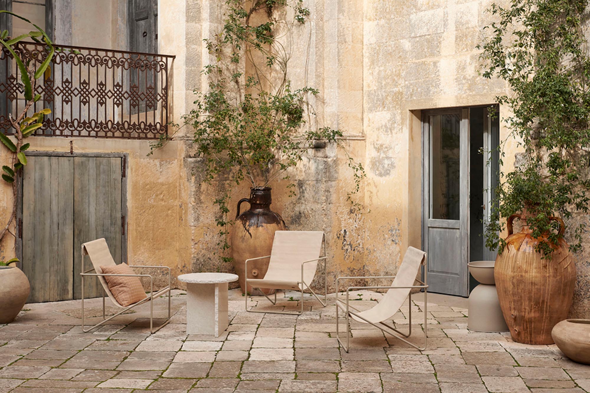 Desert Loungestuhl in Cashmere/Cloud präsentiert im Onlineshop von KAQTU Design AG. Outdoor-Sessel mit Armlehnen ist von Ferm Living