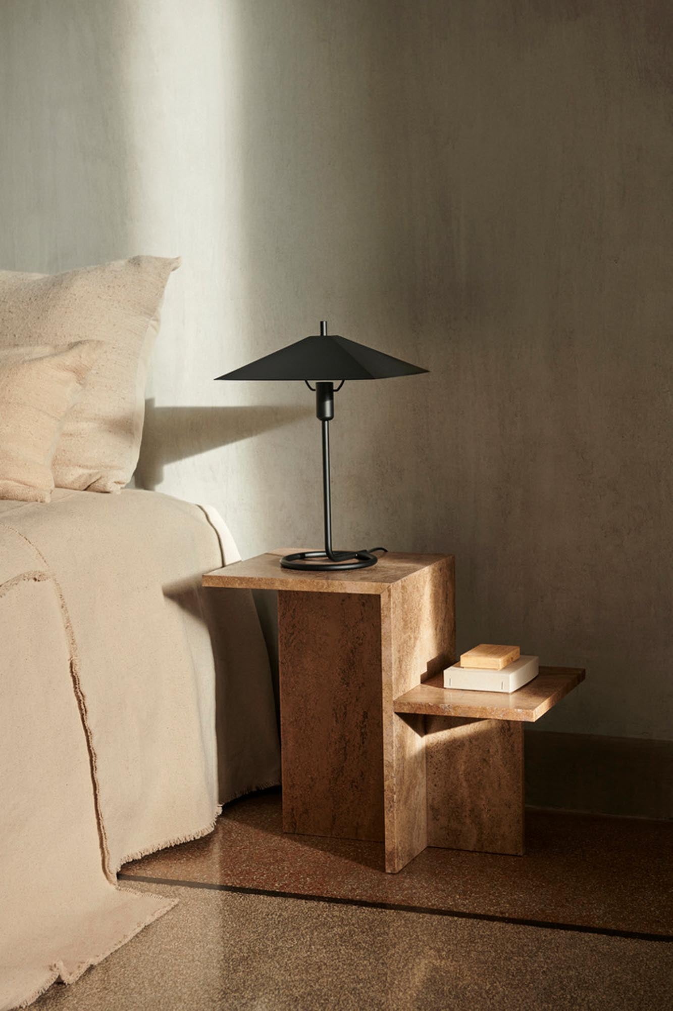 Eleganter Distinct Beistelltisch in dunkler Holzoptik, ideal für stilvolle Akzente in jedem Wohnraum. Von Ferm Living.