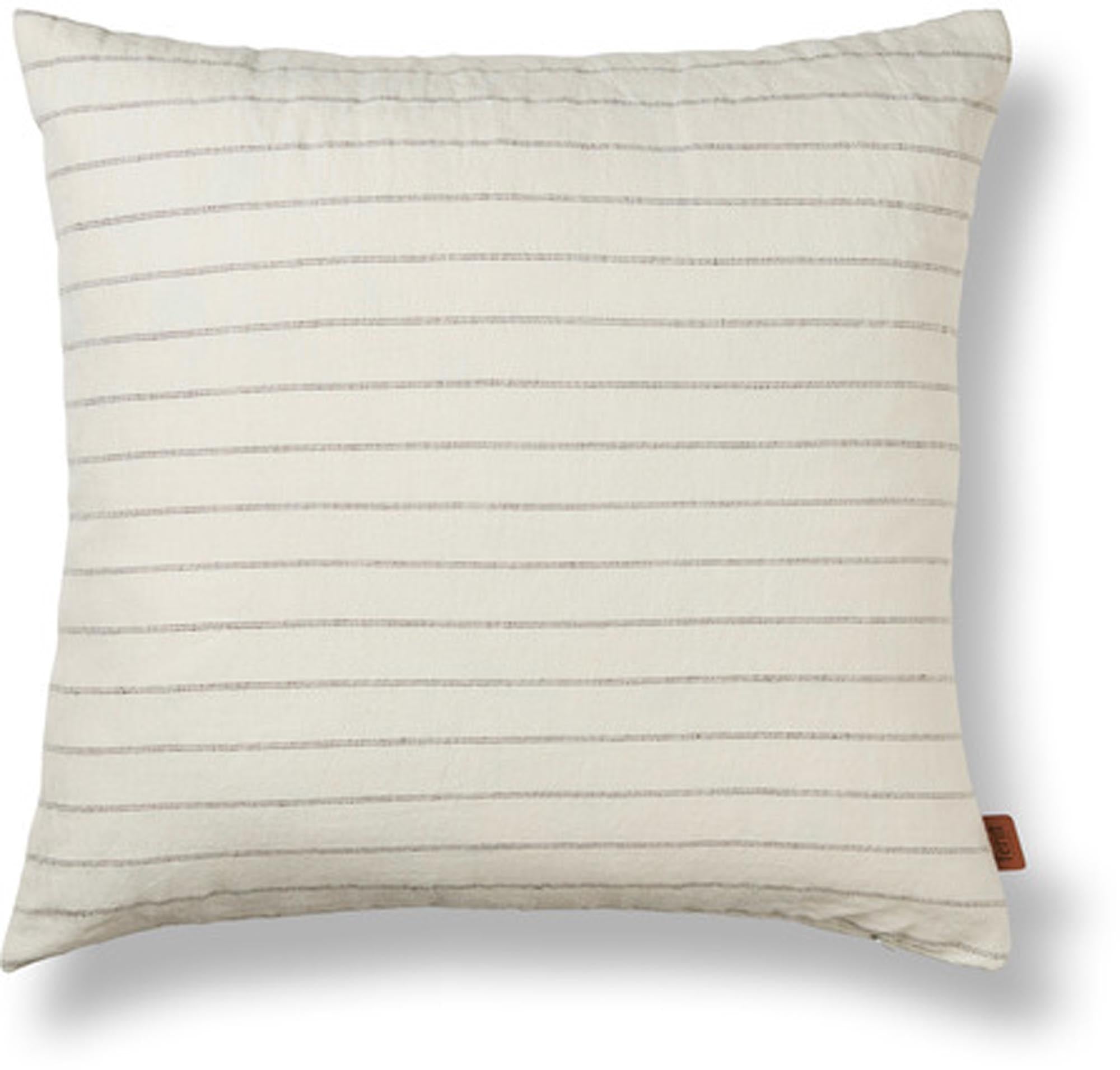 Entdecke die stilvollen Grand Kissen von Ferm Living. Hergestellt aus 50% Leinen und 50% Baumwolle, bieten sie atmungsaktive Qualität und skandinavisches Design für dein Zuhause.