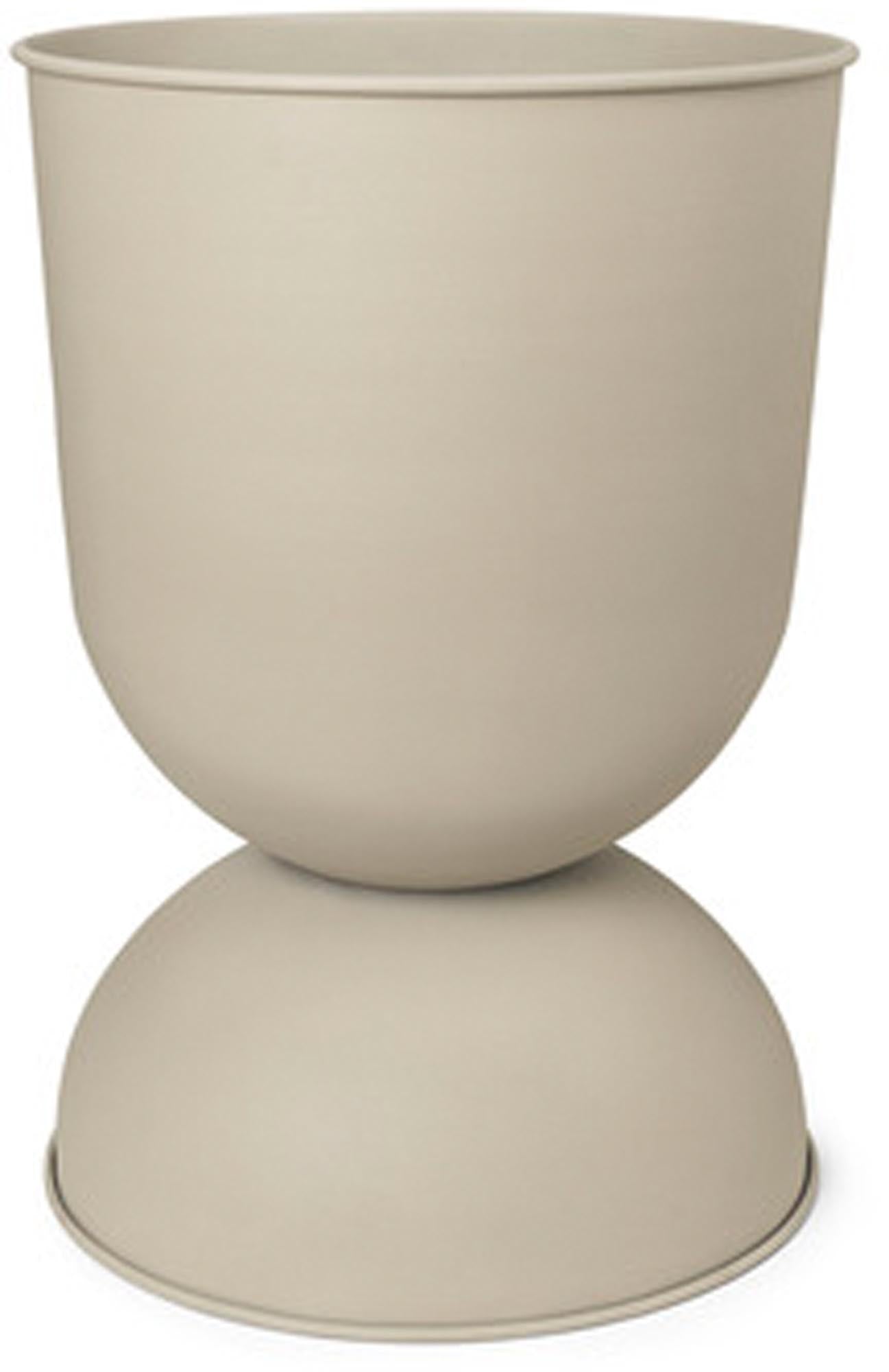 Der "Hourglass" Topf von Ferm Living: Vielseitig, aus mattem Metall, für drinnen und draussen, bietet er Pflanzen Raum und Stil.