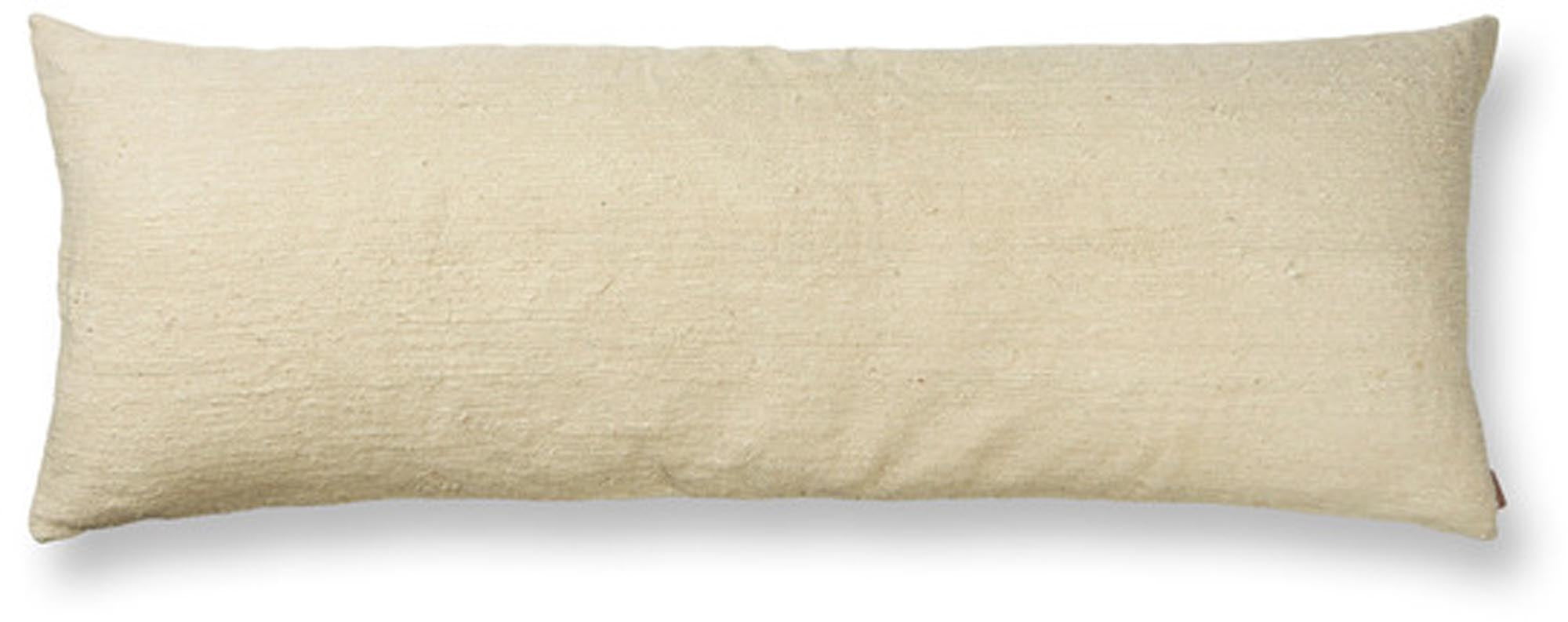 Das große Nettle Kissen von Ferm Living vereint modernes Design mit Komfort und setzt geschmackvolle Akzente in jedem Raum.