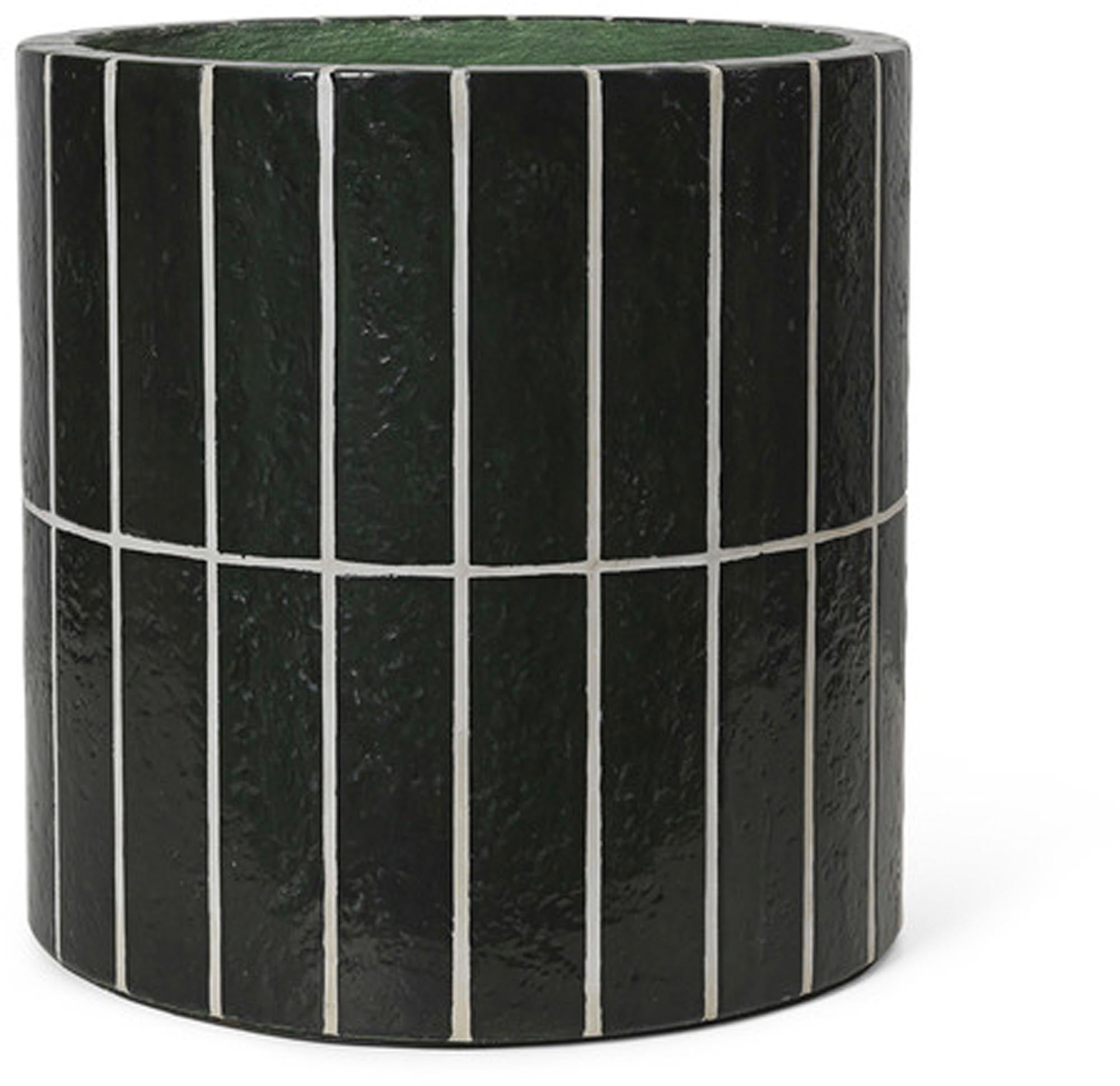 Der Pillar-Pflanzentopf aus Beton mit Fliesenmuster ist ein architektonisches Highlight für drinnen und draussen.