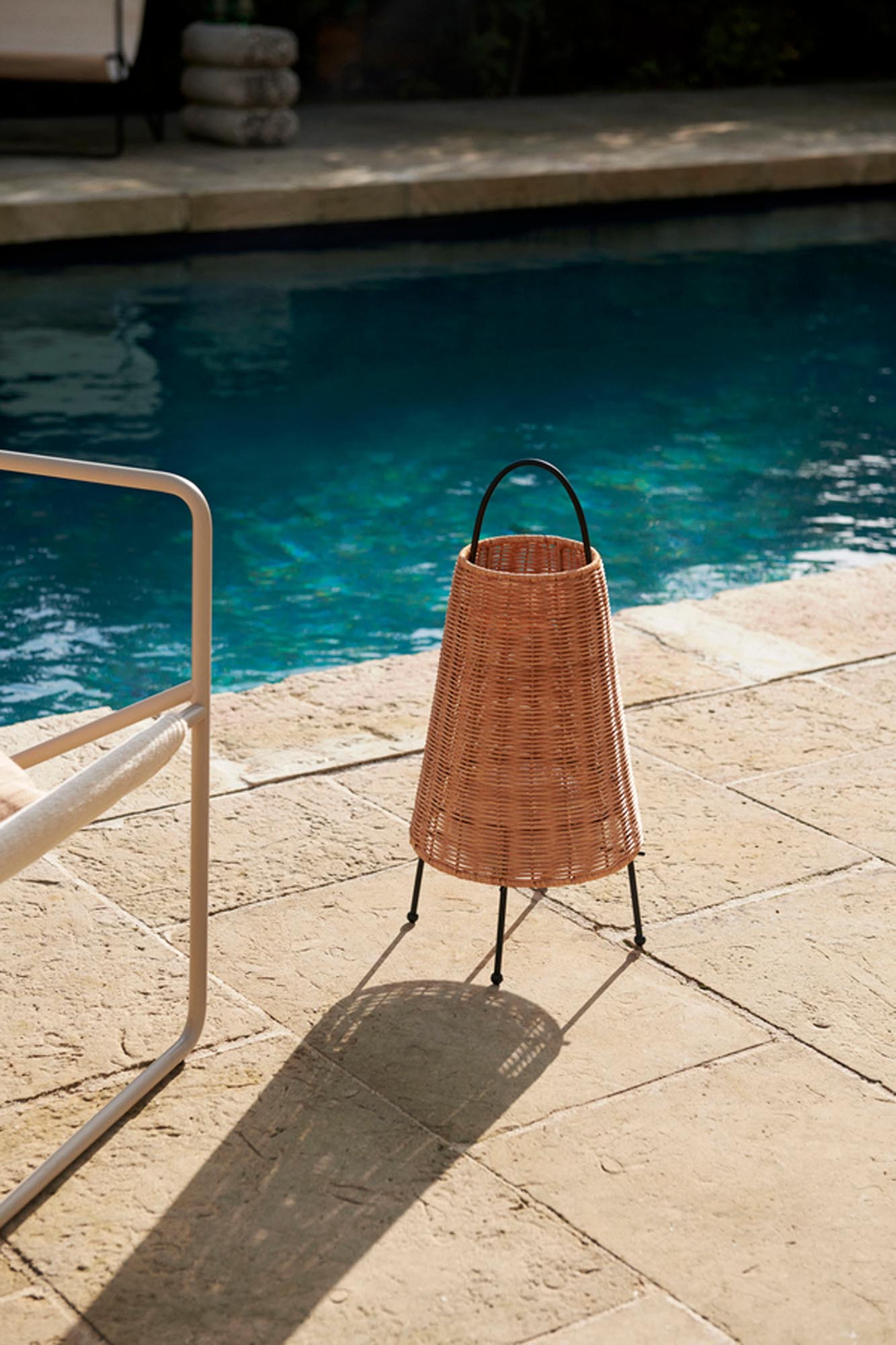 Entdecken Sie den eleganten Pond Esstisch von Ferm Living in stilvollem Schwarz – ideal für moderne Essbereiche. Jetzt bei KAQTU Design AG!